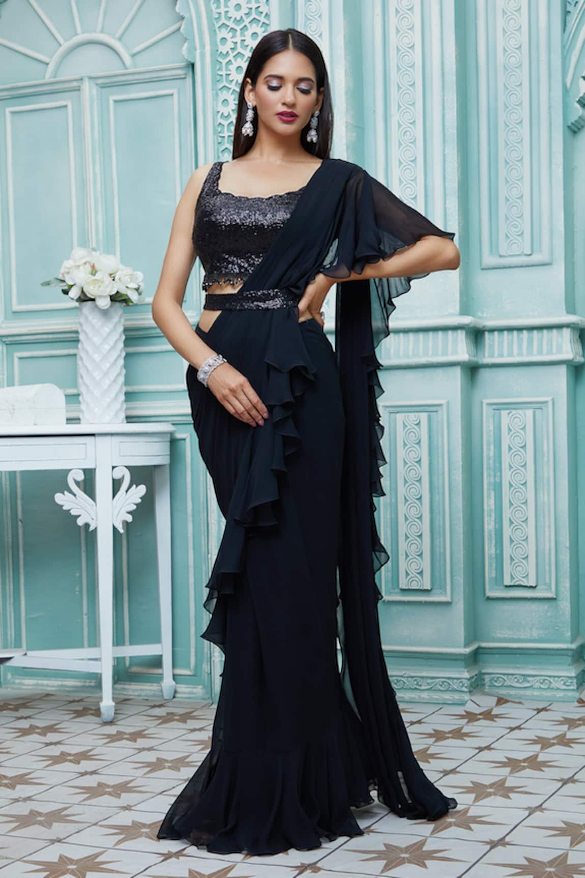 Diwali Elegance: Akansha Ranjan Kapoor's Stunning Black Saree | Diwali  Elegance: Akansha Ranjan Kapoor's Stunning Black Saree