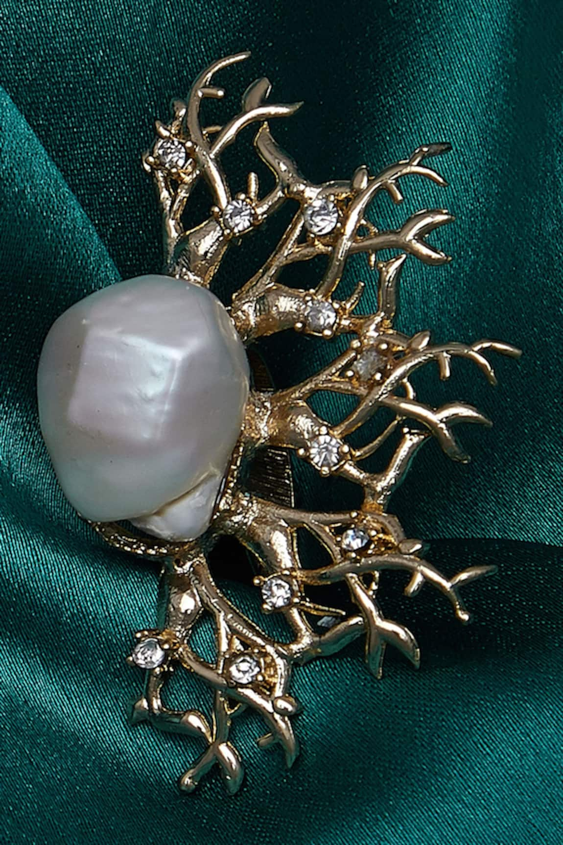 Gewels by Mona Embellished pearl finger ring