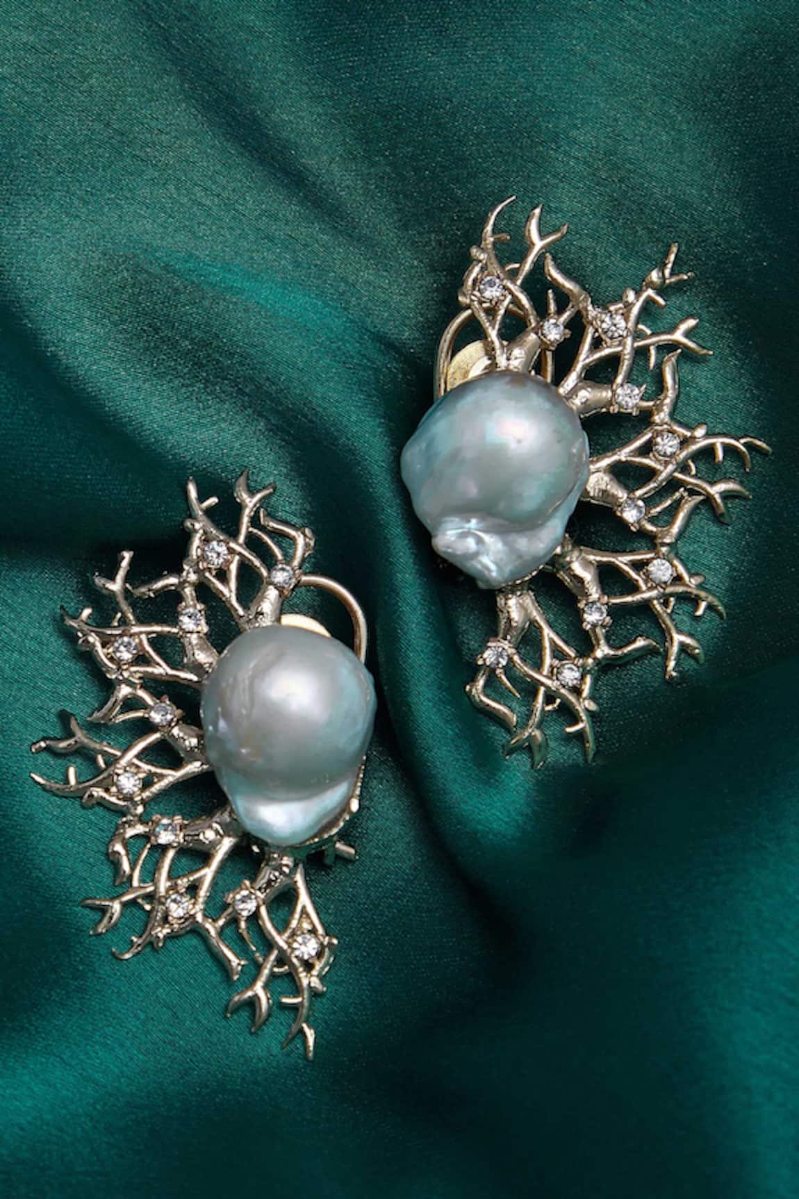 Gewels by Mona Embellished stud pearl earrings