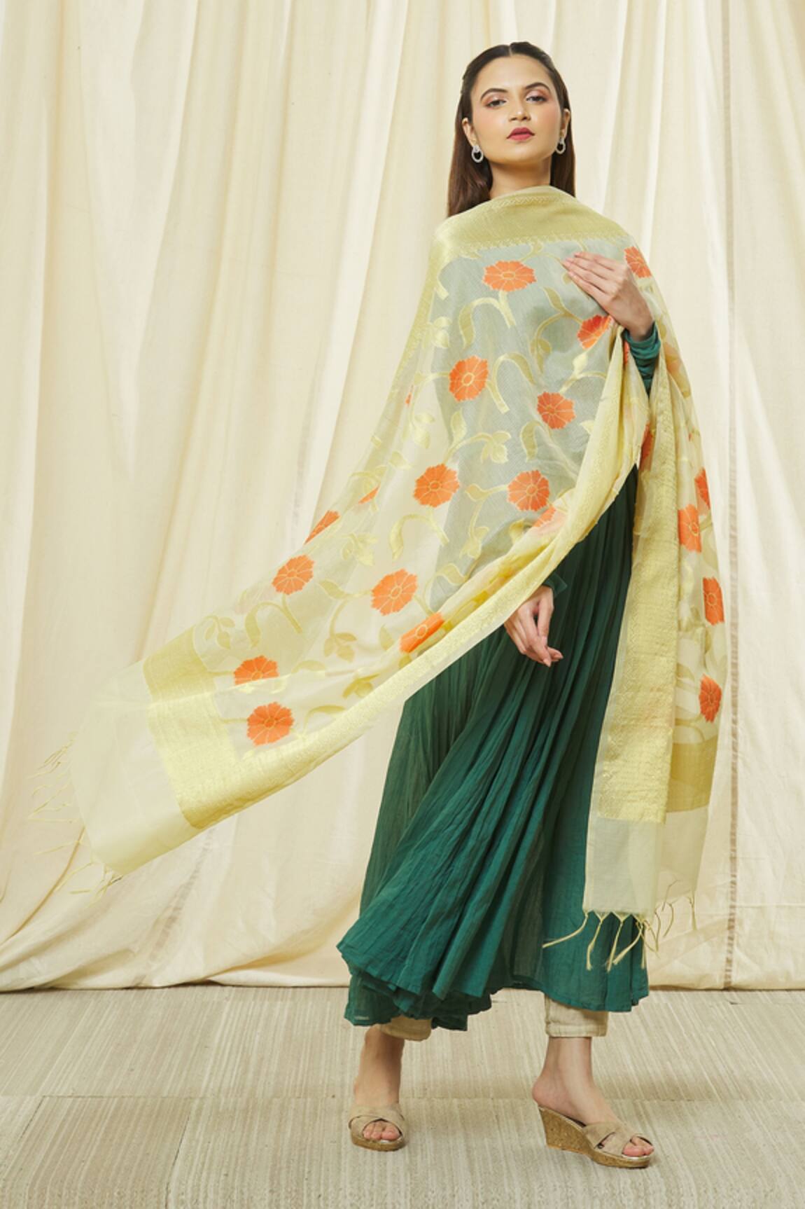 Naintara Bajaj Floral Pattern Green Dupatta