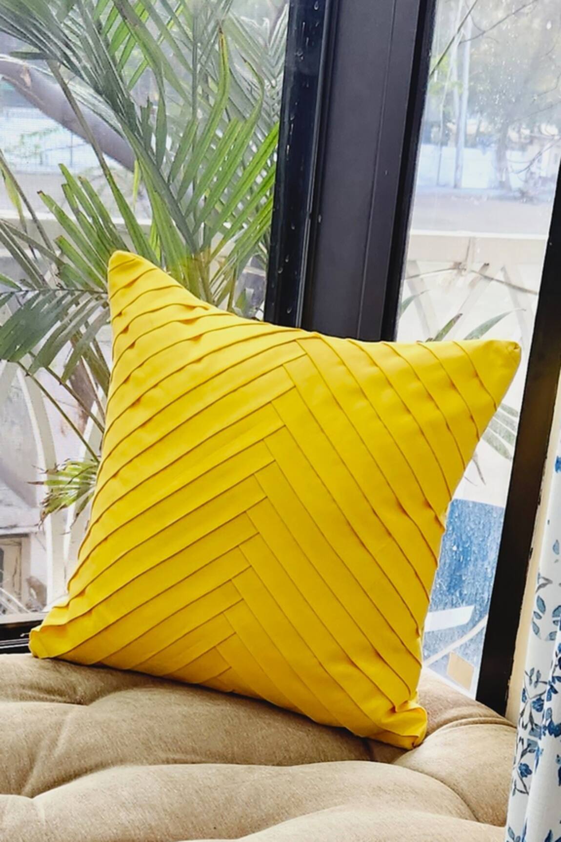 https://static3.azafashions.com/tr:w-575.0,dpr-2/uploads/product_gallery/Yellow-Pleated-Cotton-Modern-Cushion-Cover-(8)-0057396001678981817.jpg