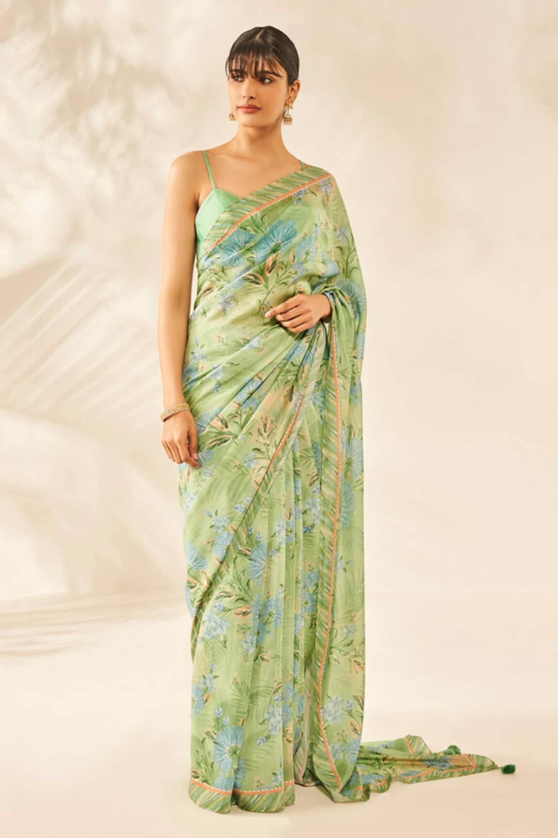 Get the beautiful White Gold Kanjivaram Saree worn by KAVITA GHAI &  CHAITRALI LOKESH on KARAGIRI | FLAT 60% OFF – Karagiri