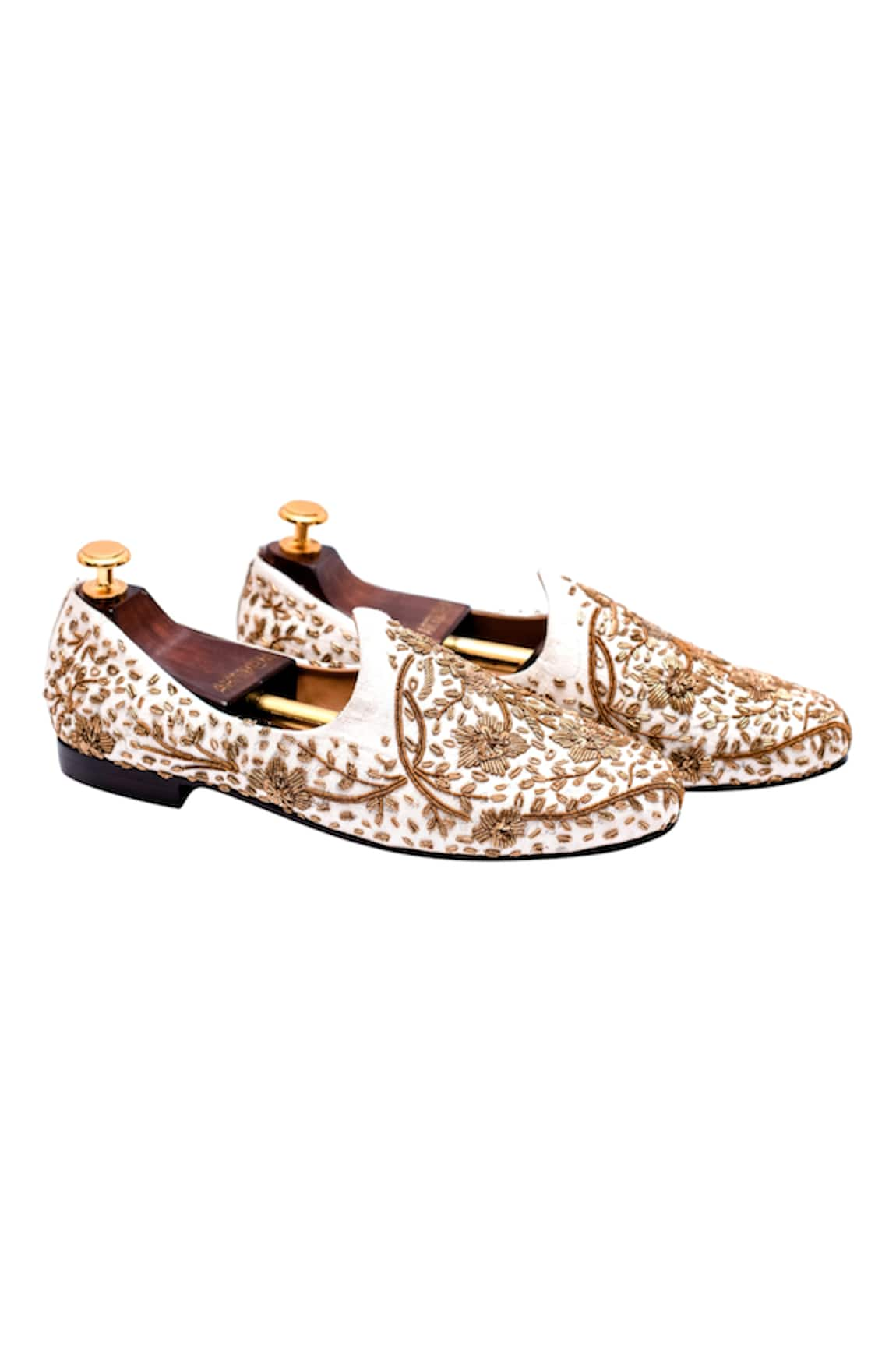 Artimen Raw Silk Embroidered Juttis