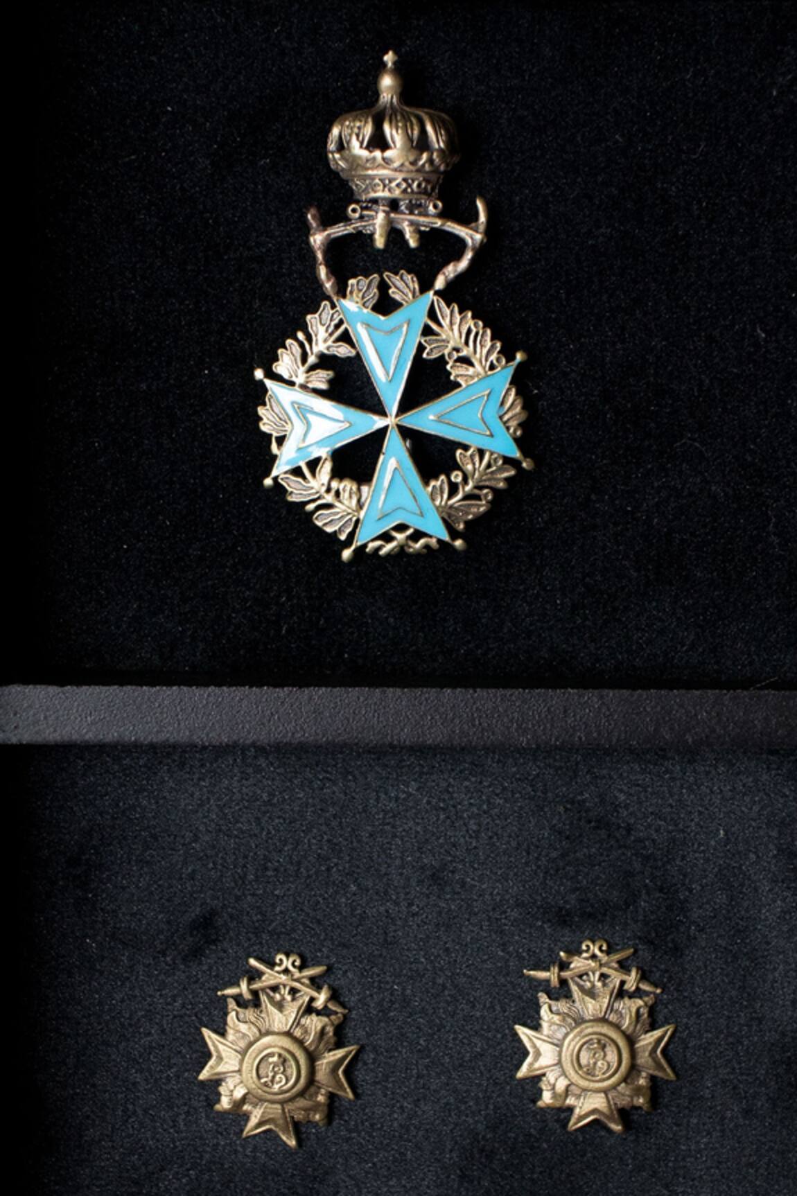 Cosa Nostraa Crown Brooch & Musashi Collar Tips Set