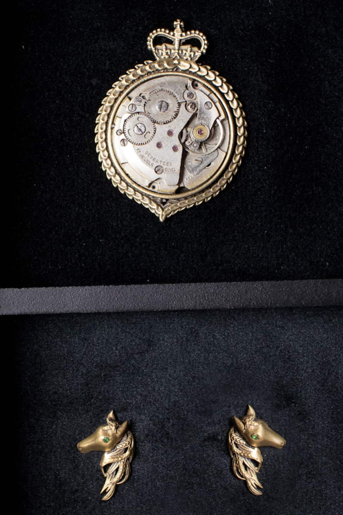 Cosa Nostraa Clock Pin Brooch & Royal Horse Collar Tips Set