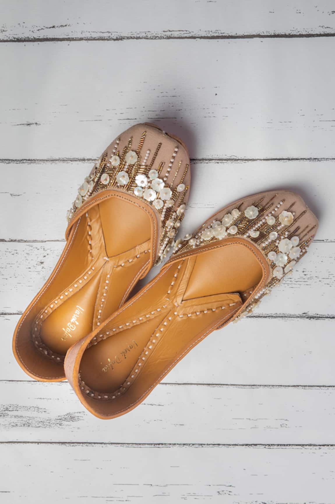 Vareli Bafna Cutdana & Floral Motif 3D Shell Juttis