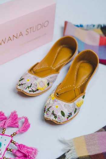 Cilwana Studio Floral Embroidered Juttis 