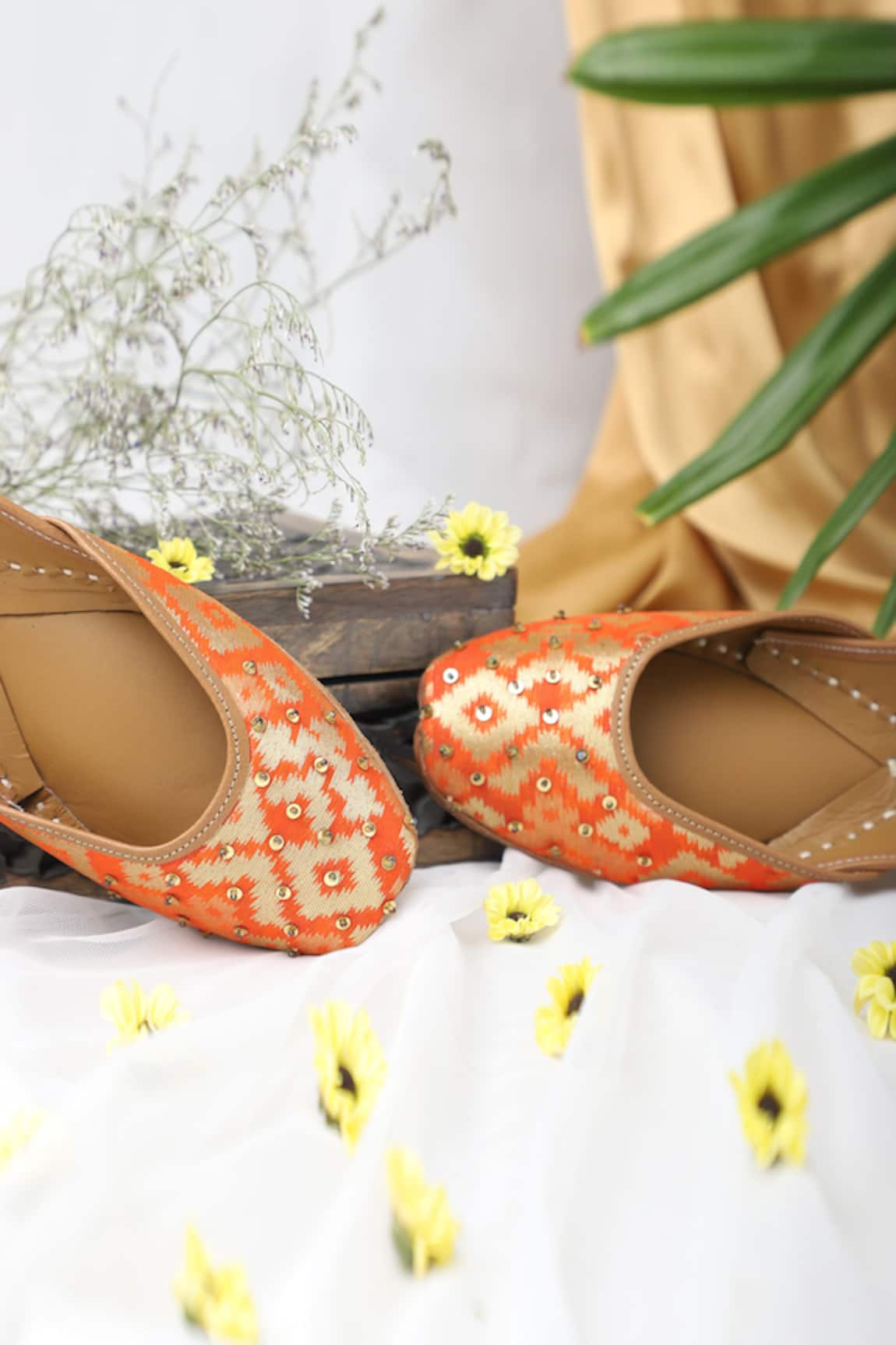 Label Deepti Bajaj Geometric Pattern Juttis