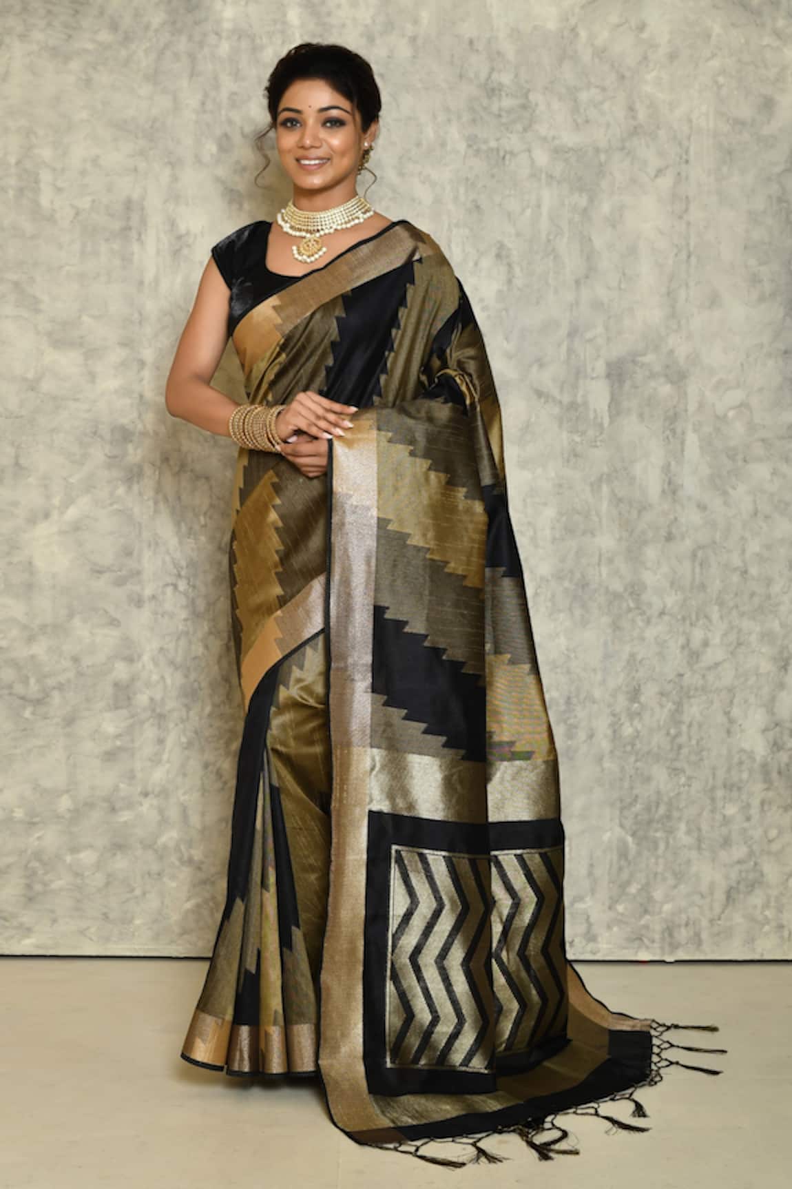 Naintara Bajaj Handloom Silk Geometric Pattern Saree