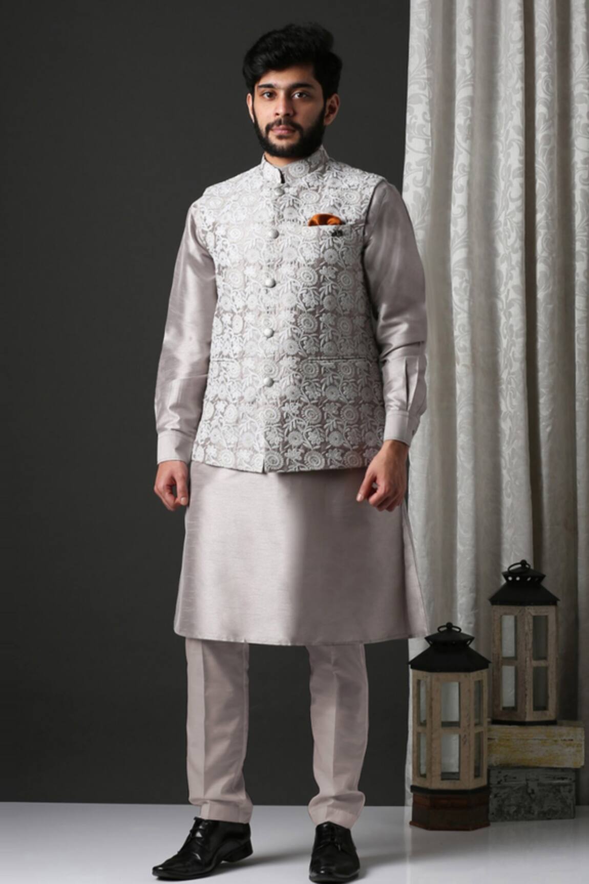 Minaki Embroidered Bundi & Kurta Set 