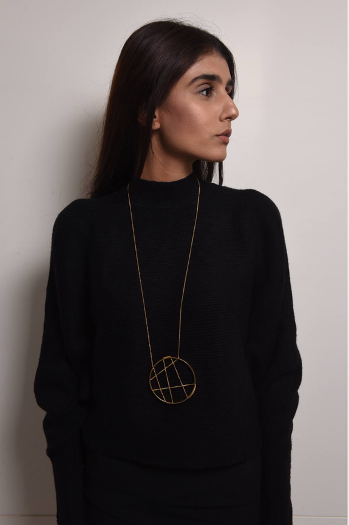 De'anma Circular Pendant Necklace