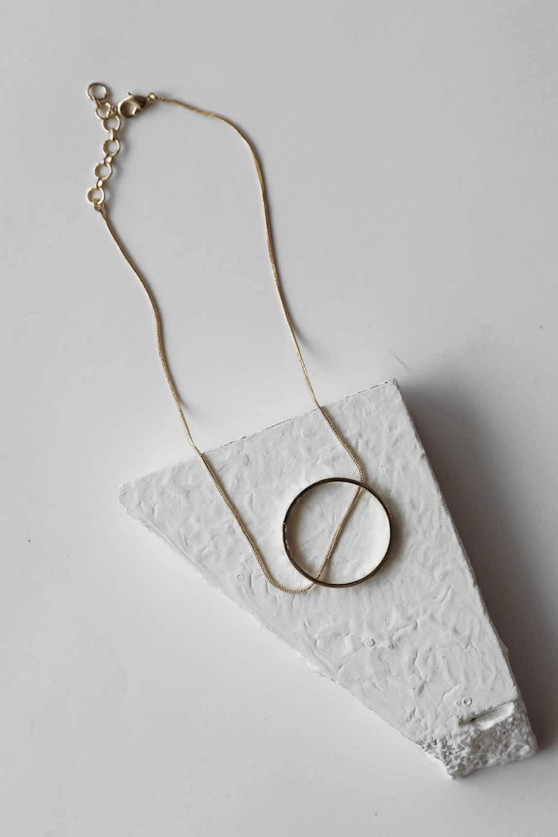 De'anma Circular Pendant Necklace