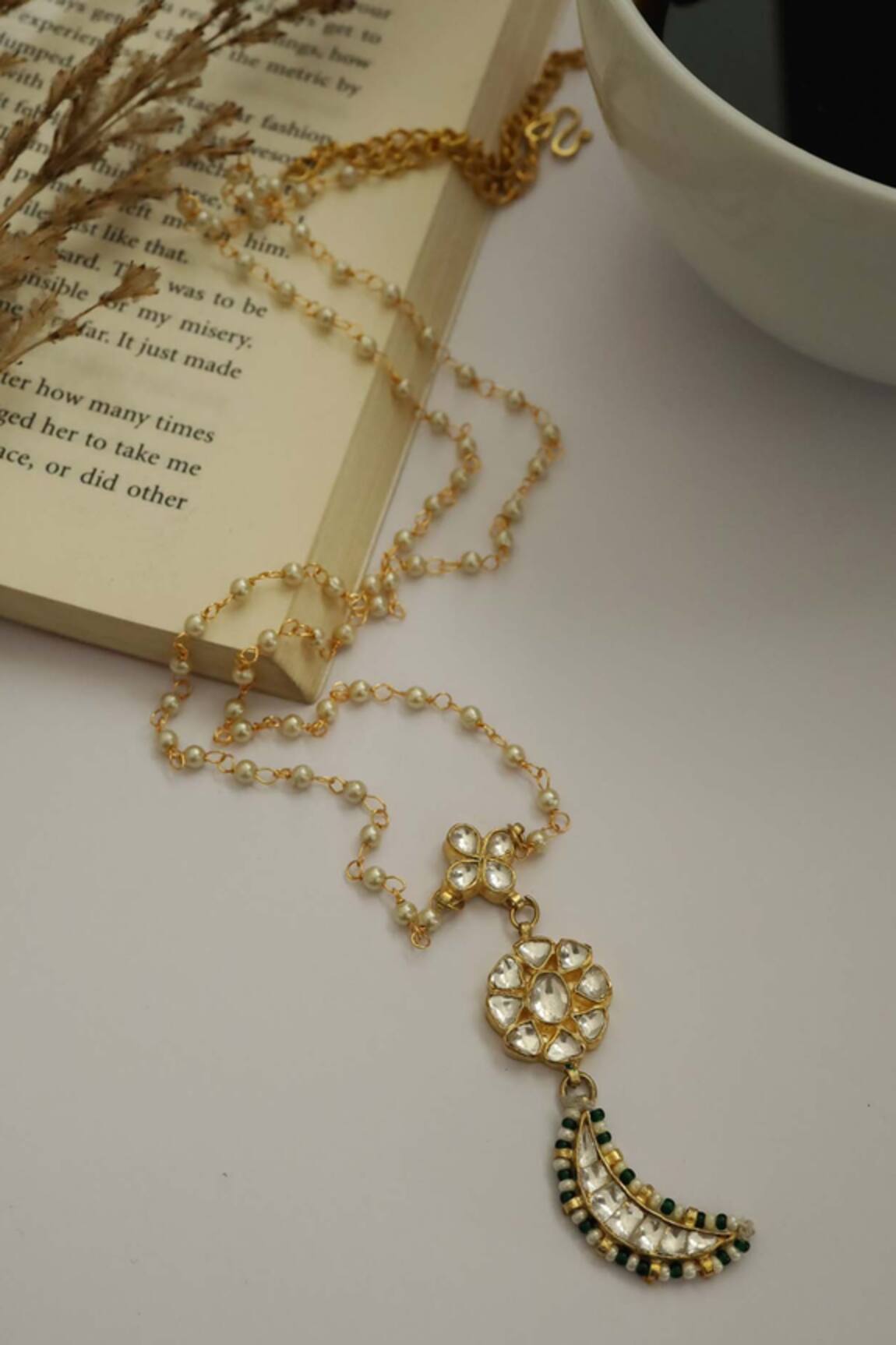 Do Taara Crescent Moon Kundan Necklace 