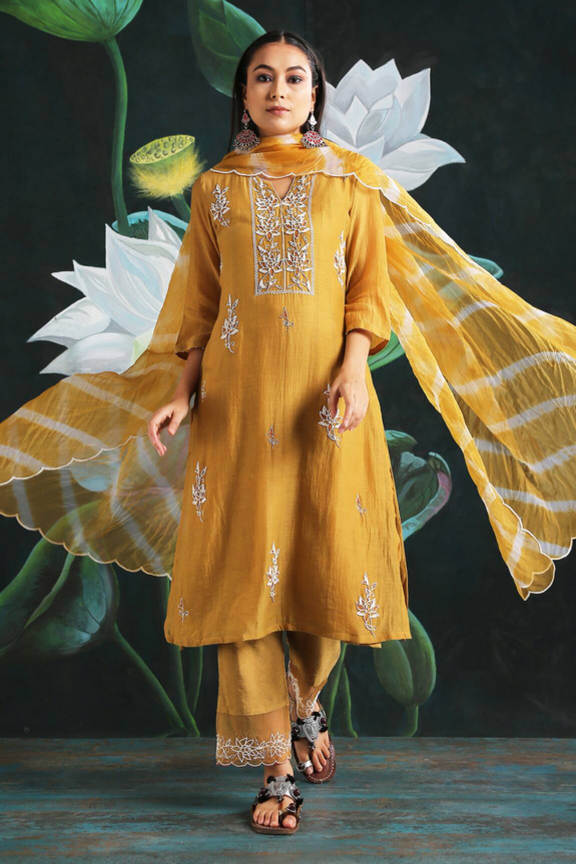 Rekha Agra Embroidered Kurta Set 