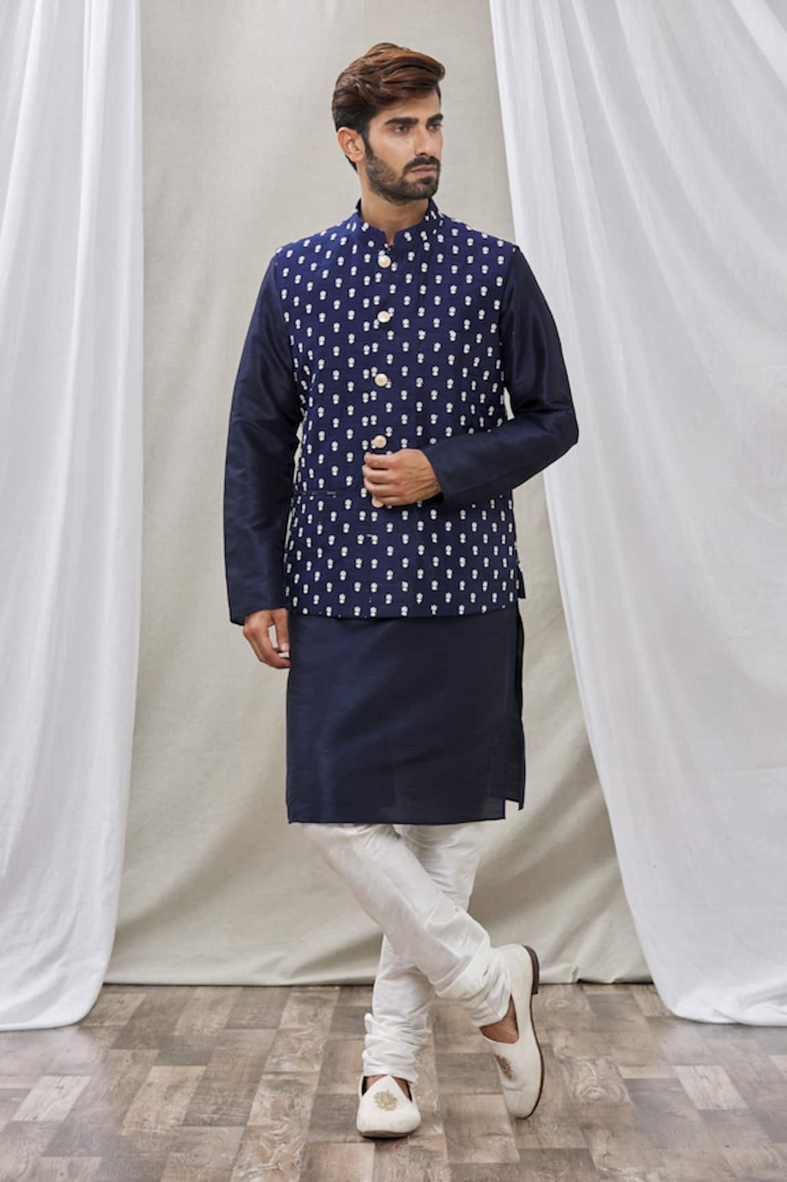 Rng Safawala Embroidered Bundi & Kurta Set 