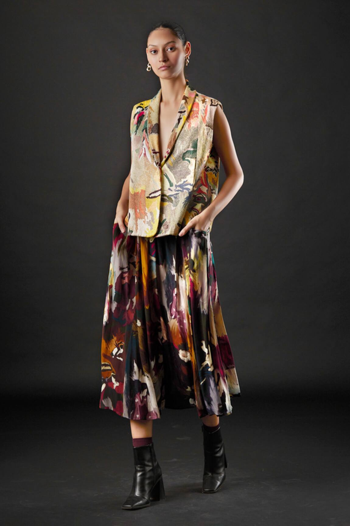 Yavi Kana Stroke Embroidered Jacket 