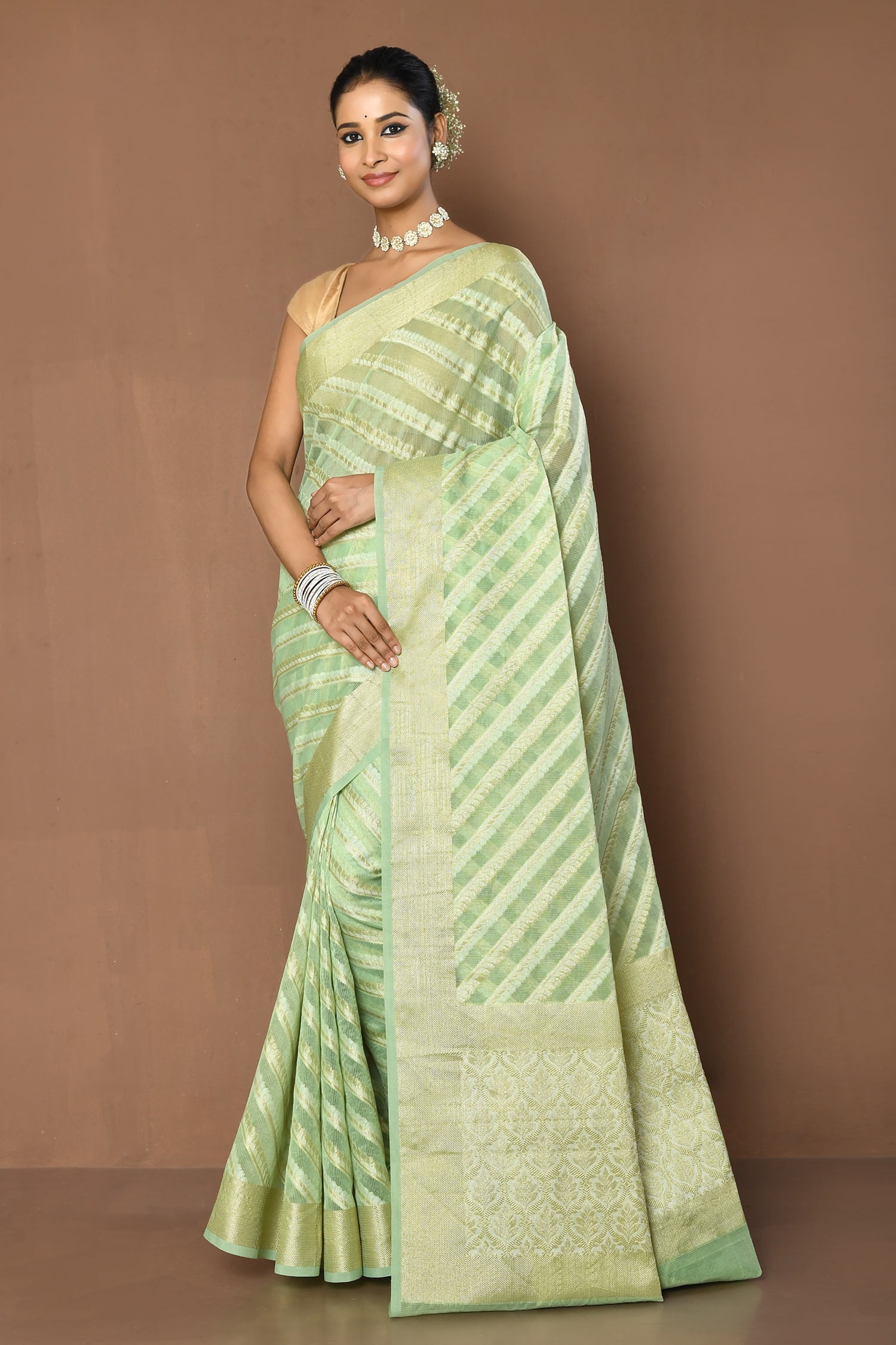 Buy Nazaakat by Samara Singh Green Checkered Pattern Woven Saree Online ...