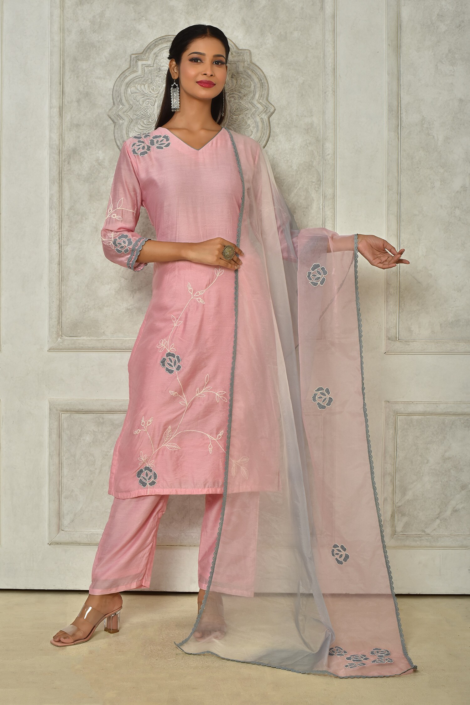 Buy Floral Thread Embroidered Kurta Set by Samyukta Singhania at Aza