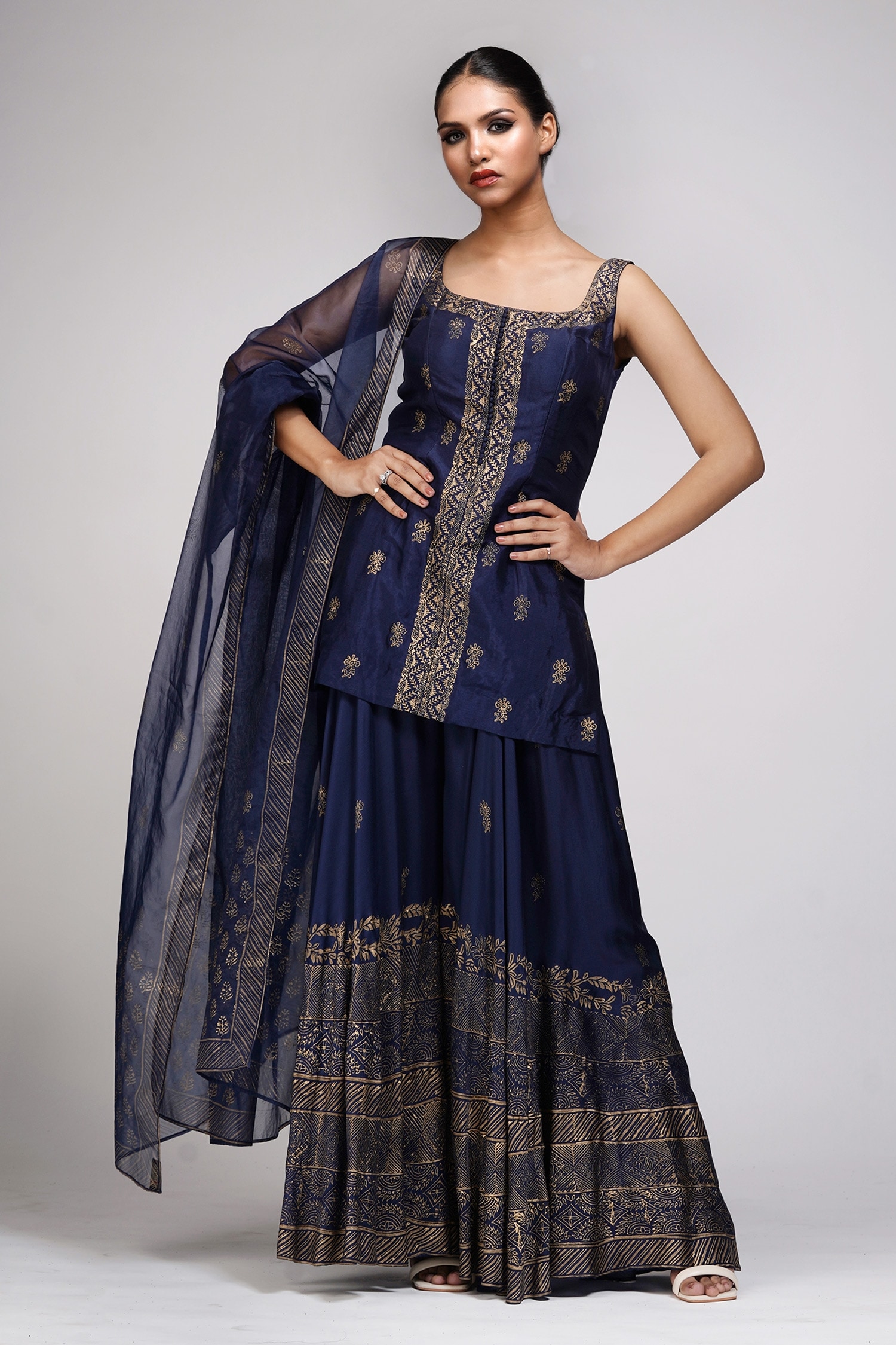 Kiara Advani's blue printed Rishi and Vibhuti sharara came with a