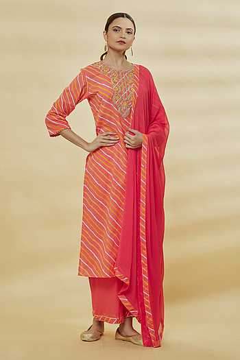 Women Pink Kurta Set With Orange Lehariya Dupatta