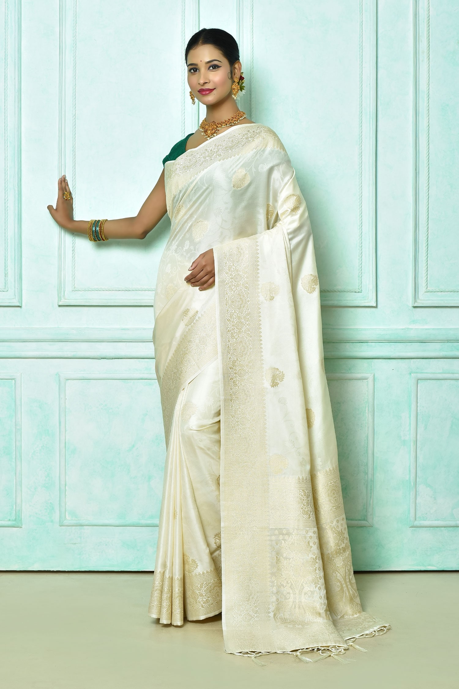 Nazaakat by Samara Singh White Soft Banarasi Silk Woven Floral Paisley And Zari Saree For Women