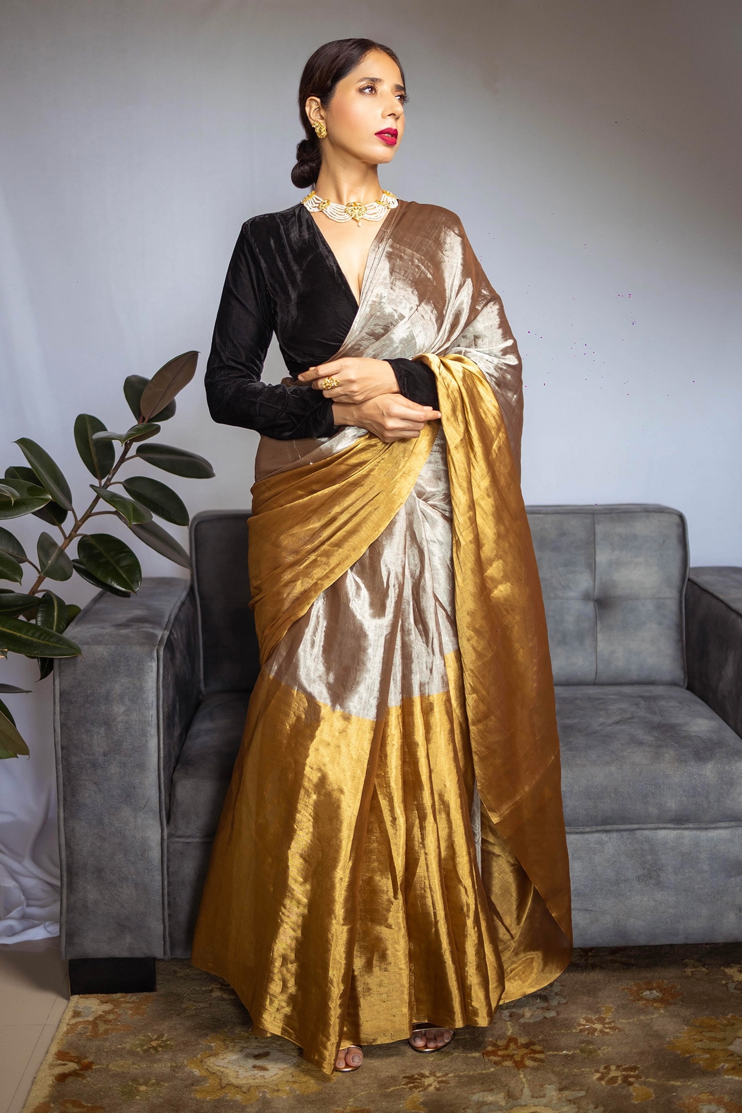 Party Wear BLACK GEORGETTE SAREE WITH GOLD SEQUIN BORDER WORK, Size: Free,  2 Pieces
