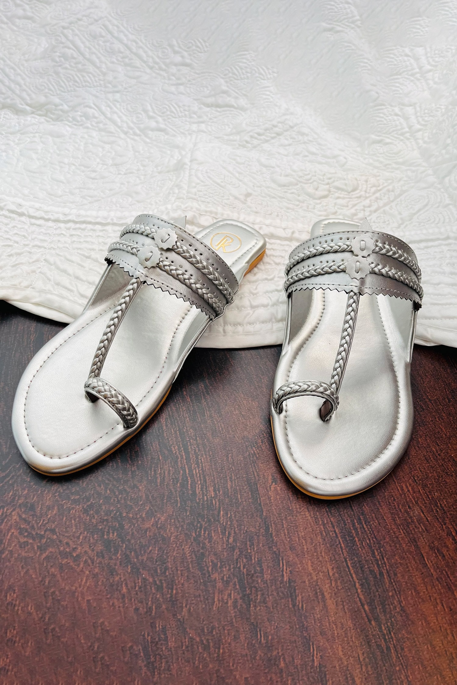 Silver kolhapuri chappal hot sale