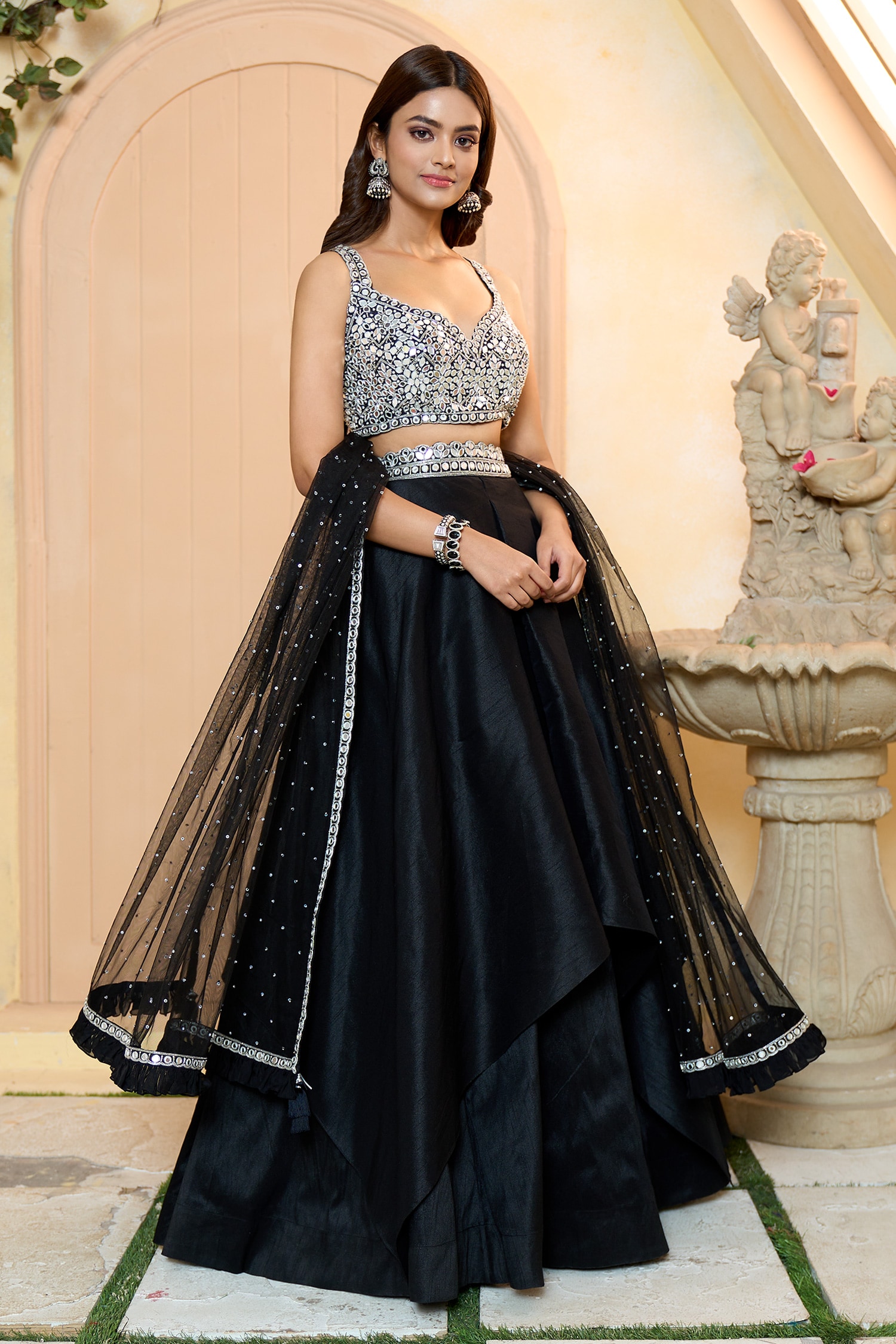 Aditi Rao Hydari exudes royalty vibes in all black ensemble
