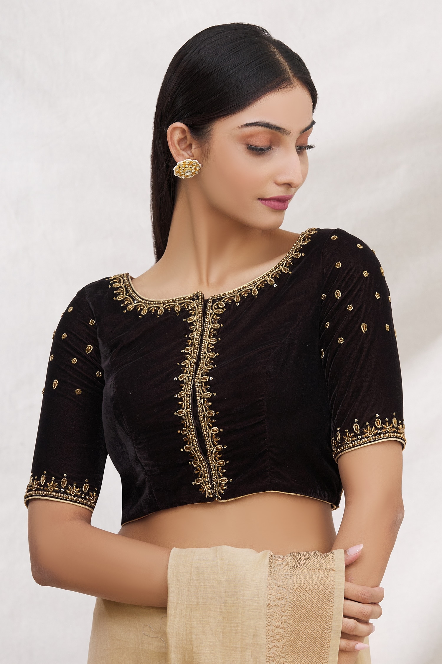 Kashmiraa - Black Net Hand Embroidered Cutdana Blunt V Neck Saree With  Blouse For Women