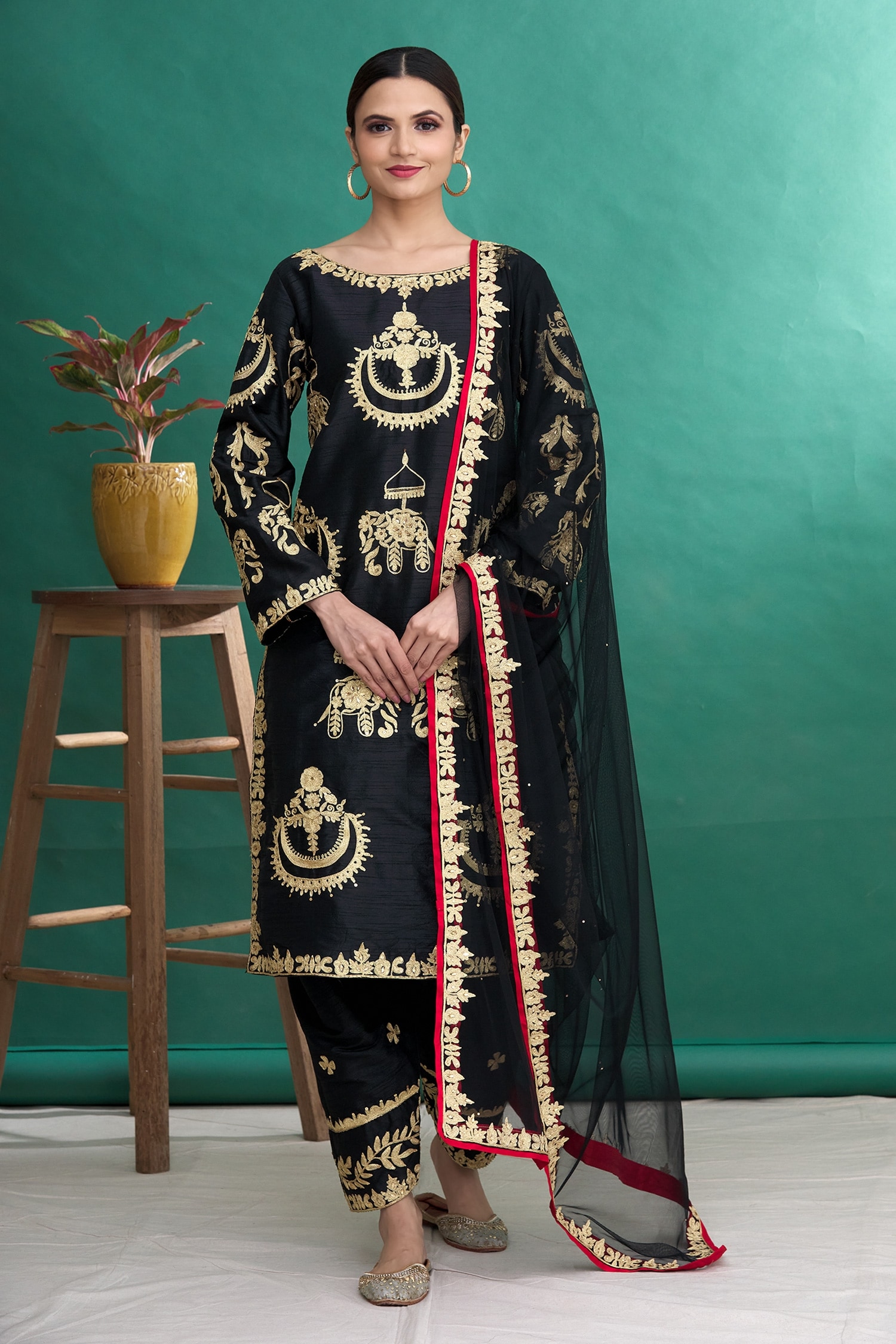 Zari Embroidered Kurta Set 