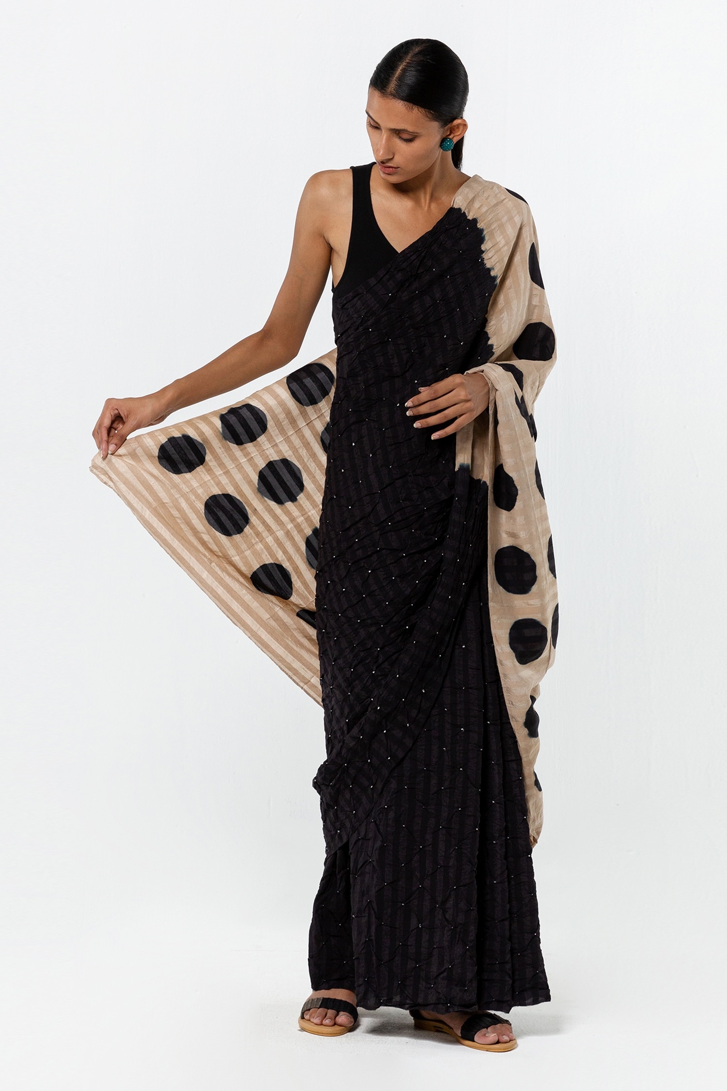 Grey With Black Polka Dot Saree – Aatwos