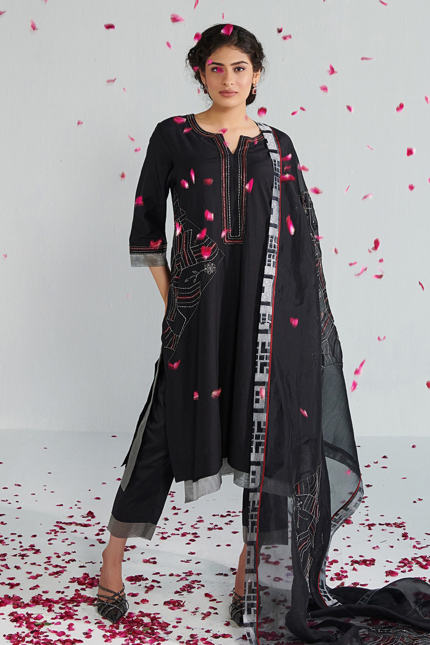 Buy Cut Dana Embroidered Kurta Pant Set by Neelu Sethi at Aza Fashions