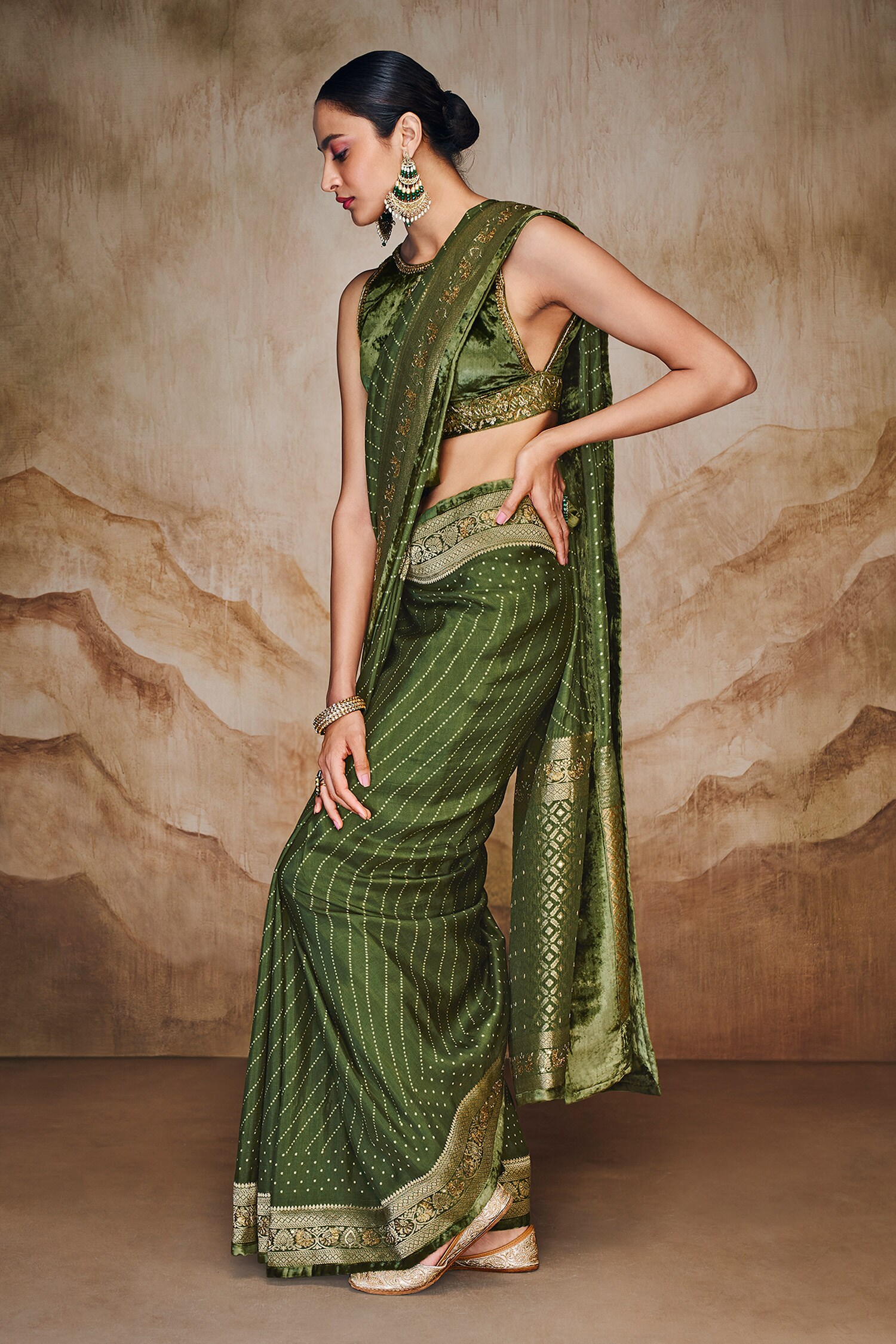 Navsha Creations Green Lace and border (9m) Velvet Saree Falls Price in  India - Buy Navsha Creations Green Lace and border (9m) Velvet Saree Falls  online at