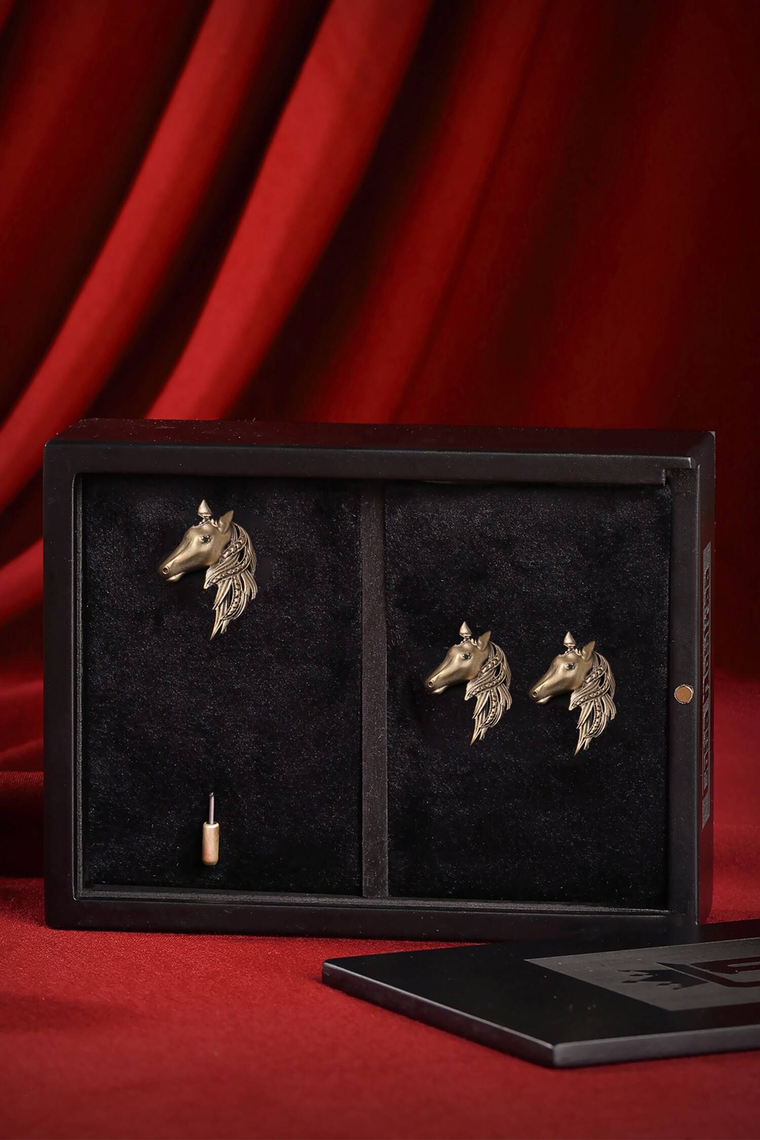 Cosa Nostraa Gold The Majestic Horse Carved Lapel Pin And Cufflinks Gift Set