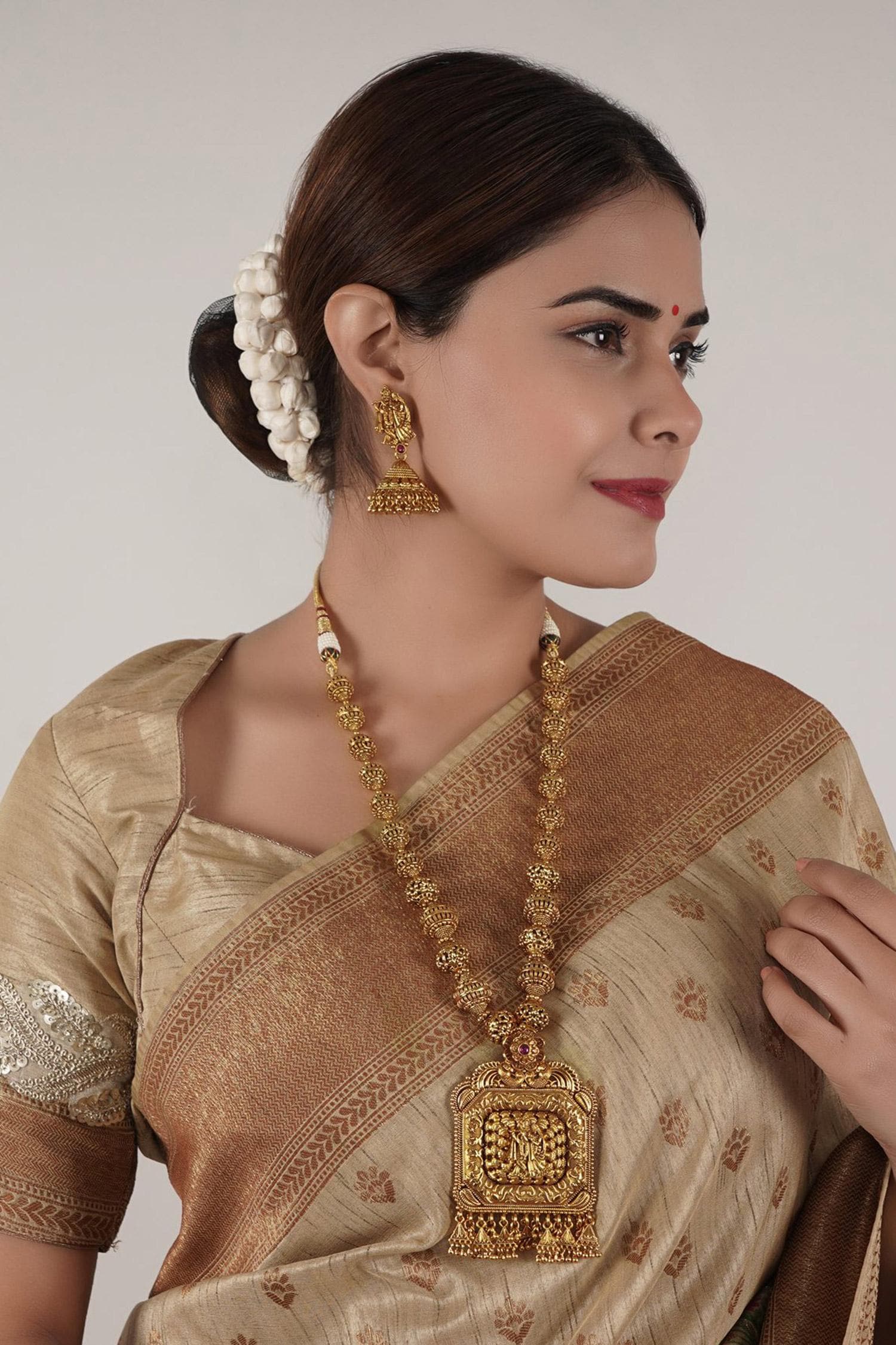 Priyaasi Sparkling Gold Plated Kundan Collar Necklace Set With Matching  Drop Earrings