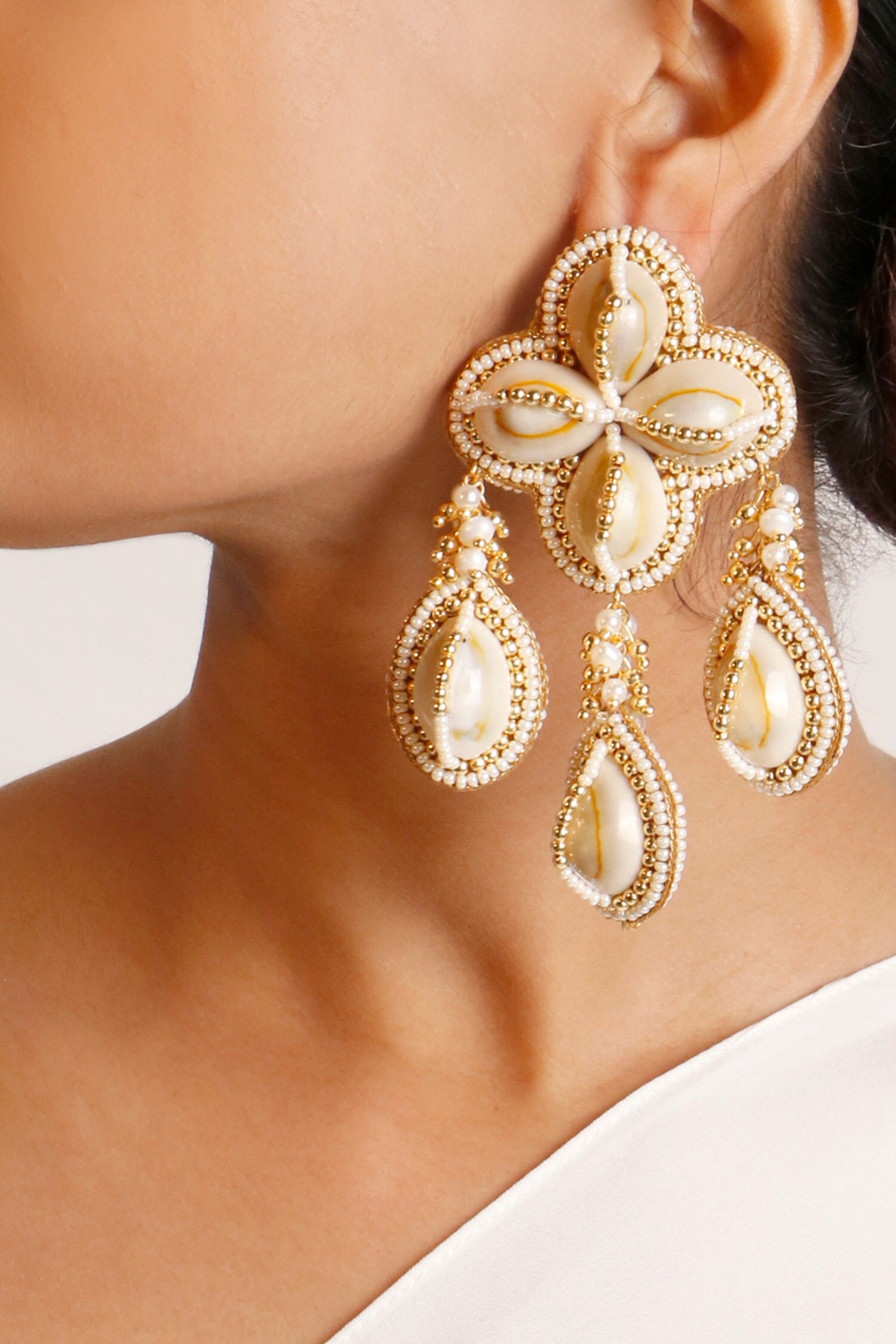 VIA LATTEA. Filigree earrings in Gold 18K with Mother of pearl