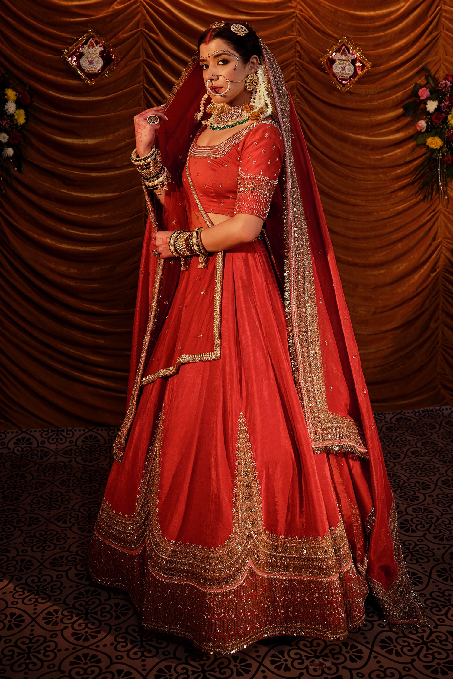 Dulhan lehenga red outlet and golden