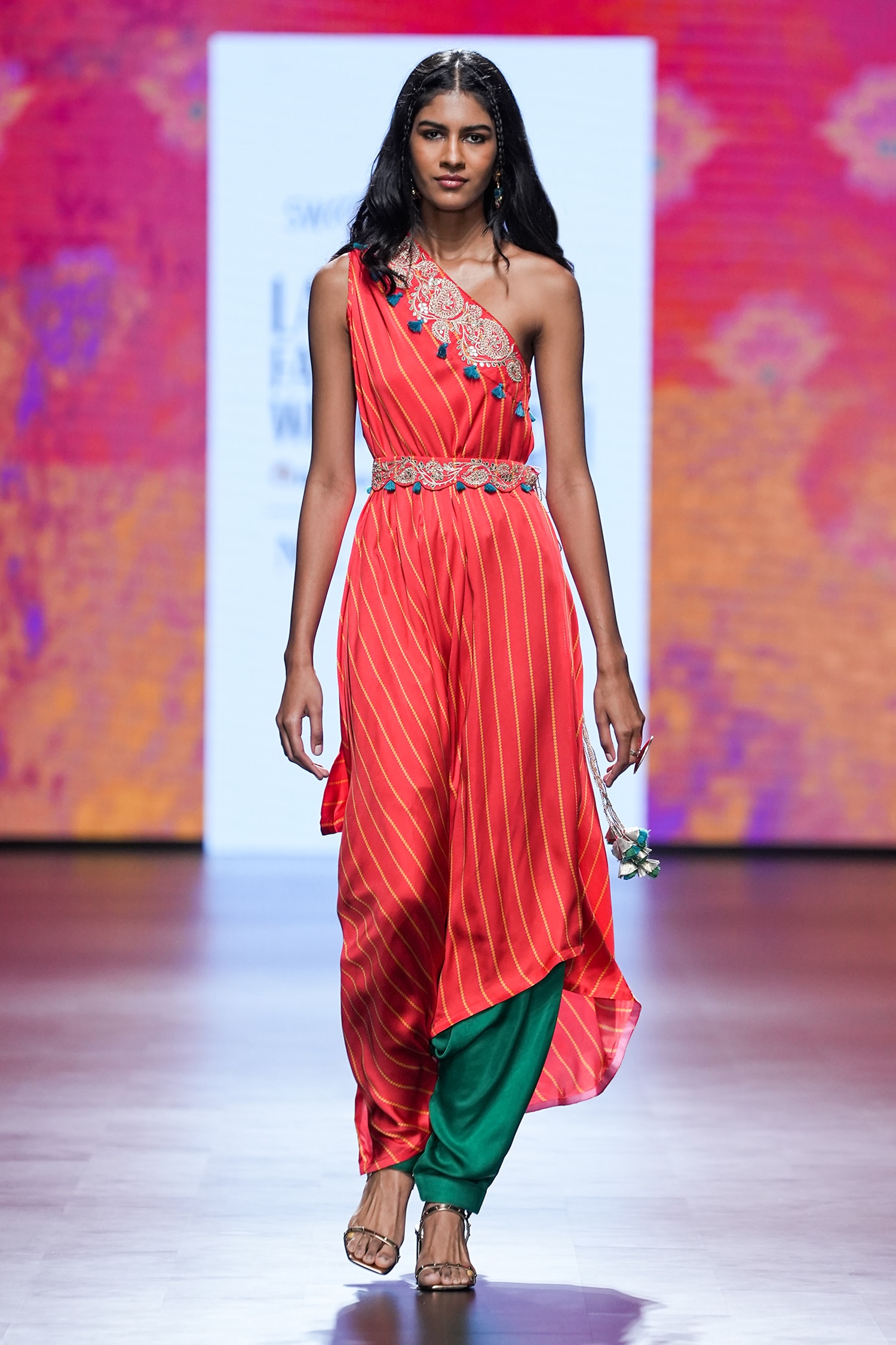 Aishwarya Rai Bachchan turns golden girl as she walks the ramp at Paris  Fashion week, watch