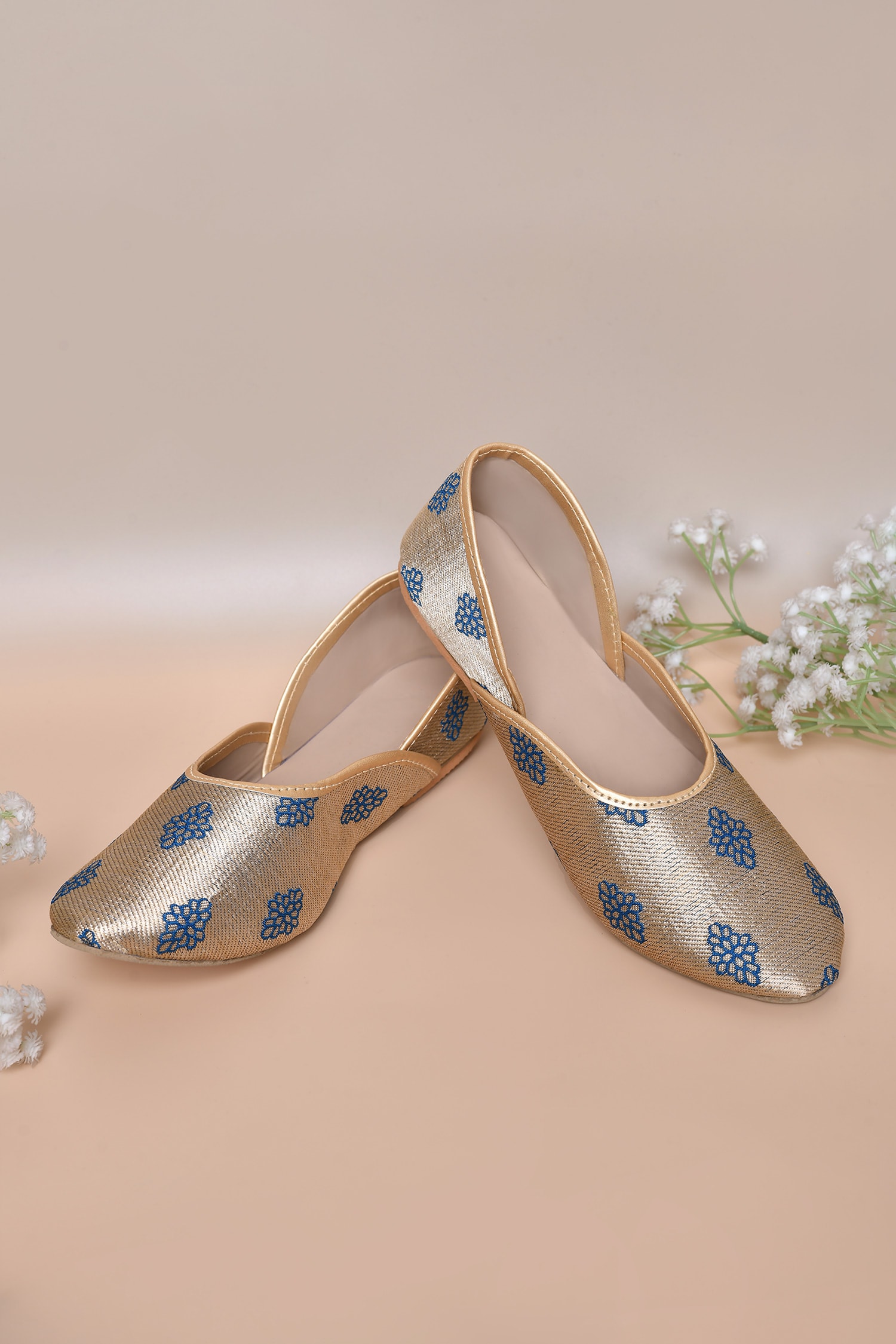 Phool Pattern Brocade Juttis 