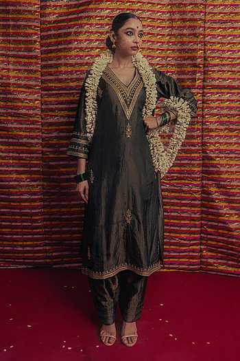 Sona Shringar Neckline Embroidered Kurta Set