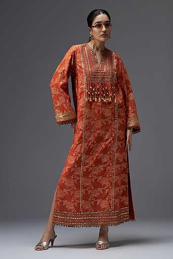 Riwaayat Yoke Embroidered Kaftan