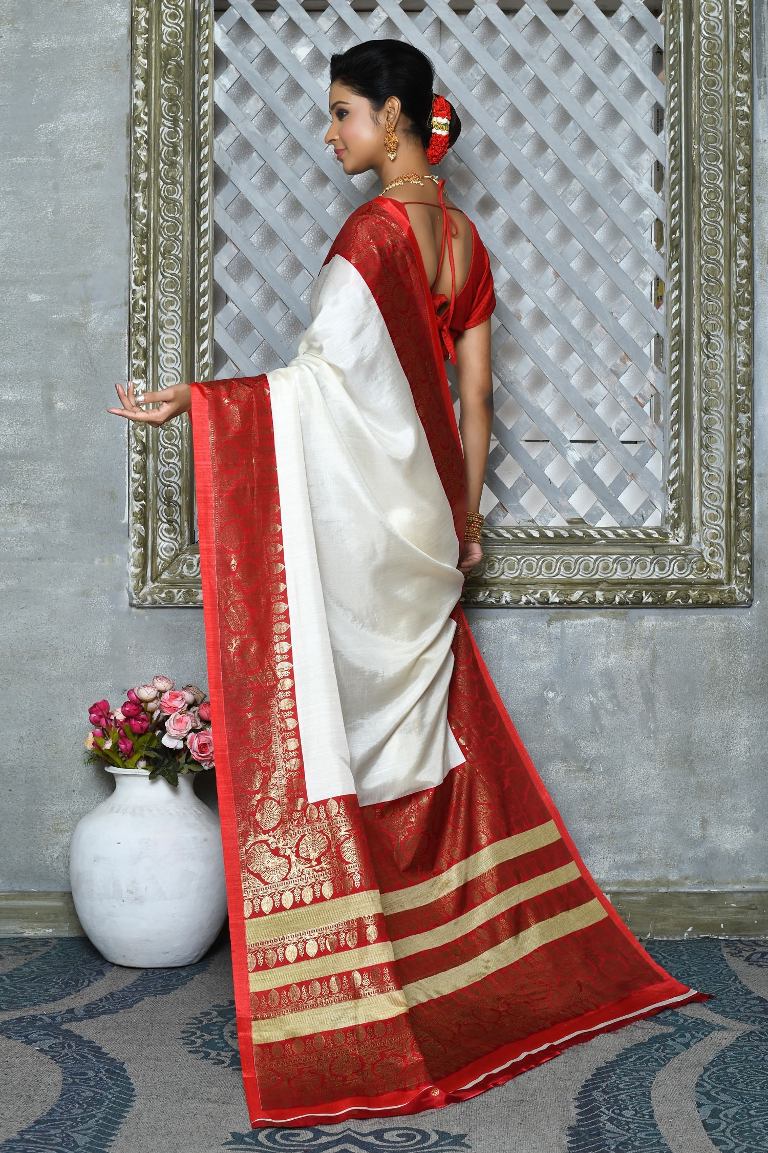 Buy Red Muslin Printed Round Solid Saree With Blouse For Women by Nazaakat  by Samara Singh Online at Aza Fashions.