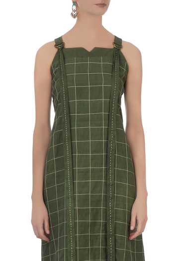 Buy Green Linen Kantha Thread Work Notched Embroidered Dungaree Dress For Women by Chambray & CO. Online at Aza Fashions. Buy Green Linen Kantha Thread Work Notched Embroidered Dungaree Dress For Women by Chambray & CO. Online at Aza Fashions.