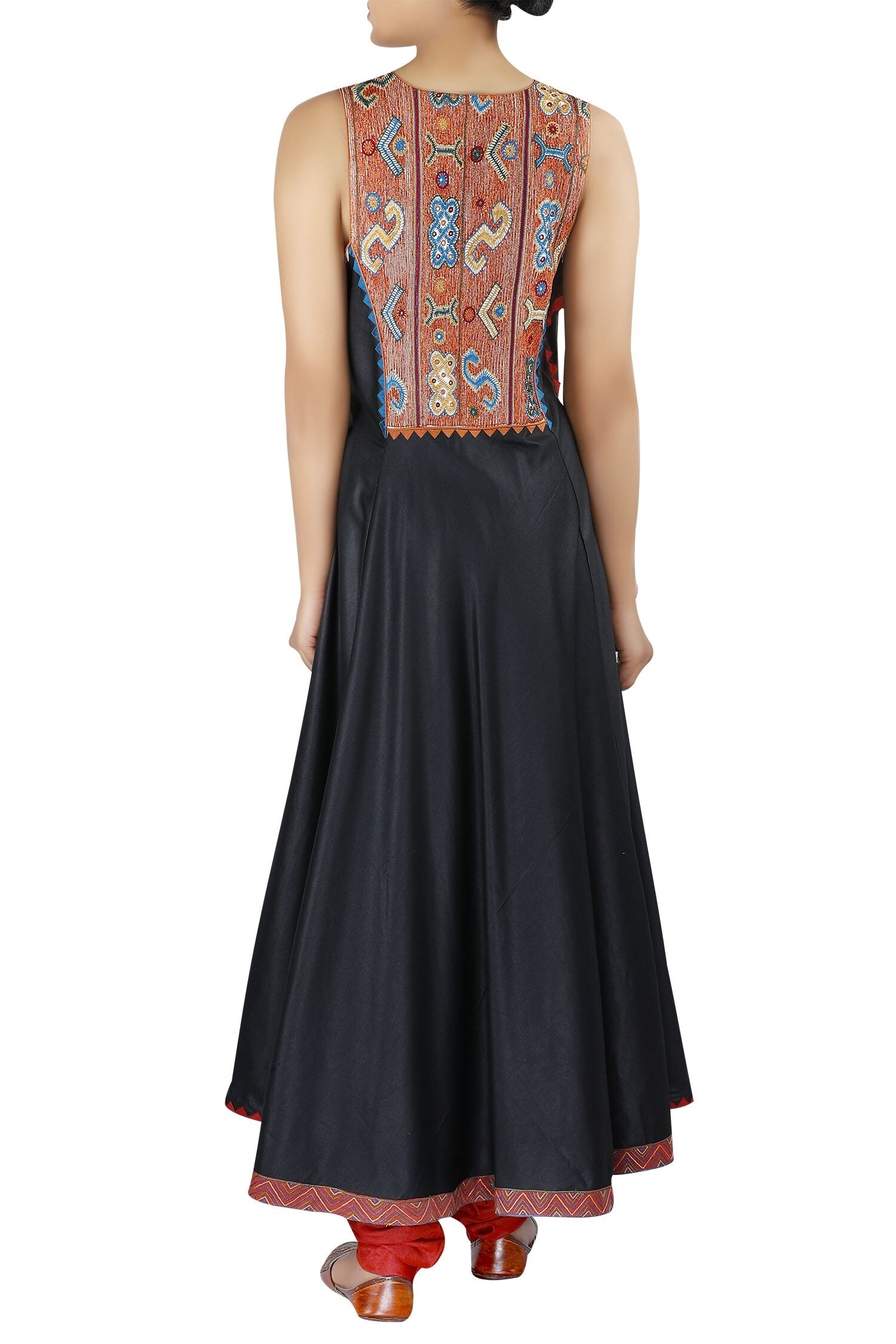 Buy Sleeveless kurta with dupatta and churidar by Latha Puttana at Aza Fashions