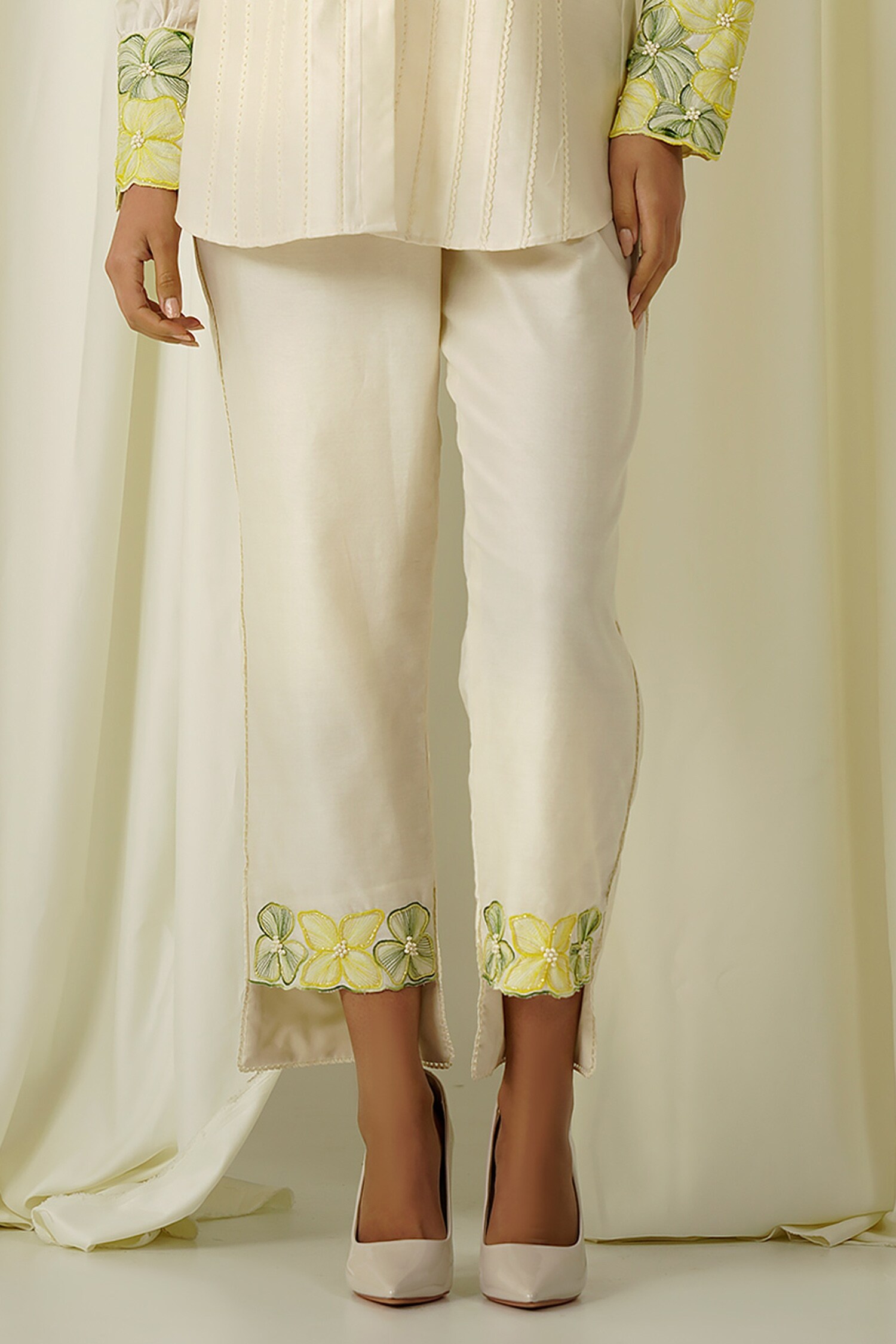Buy Topshop women regular fit paisley print trouser pants gold combo Online  | Brands For Less