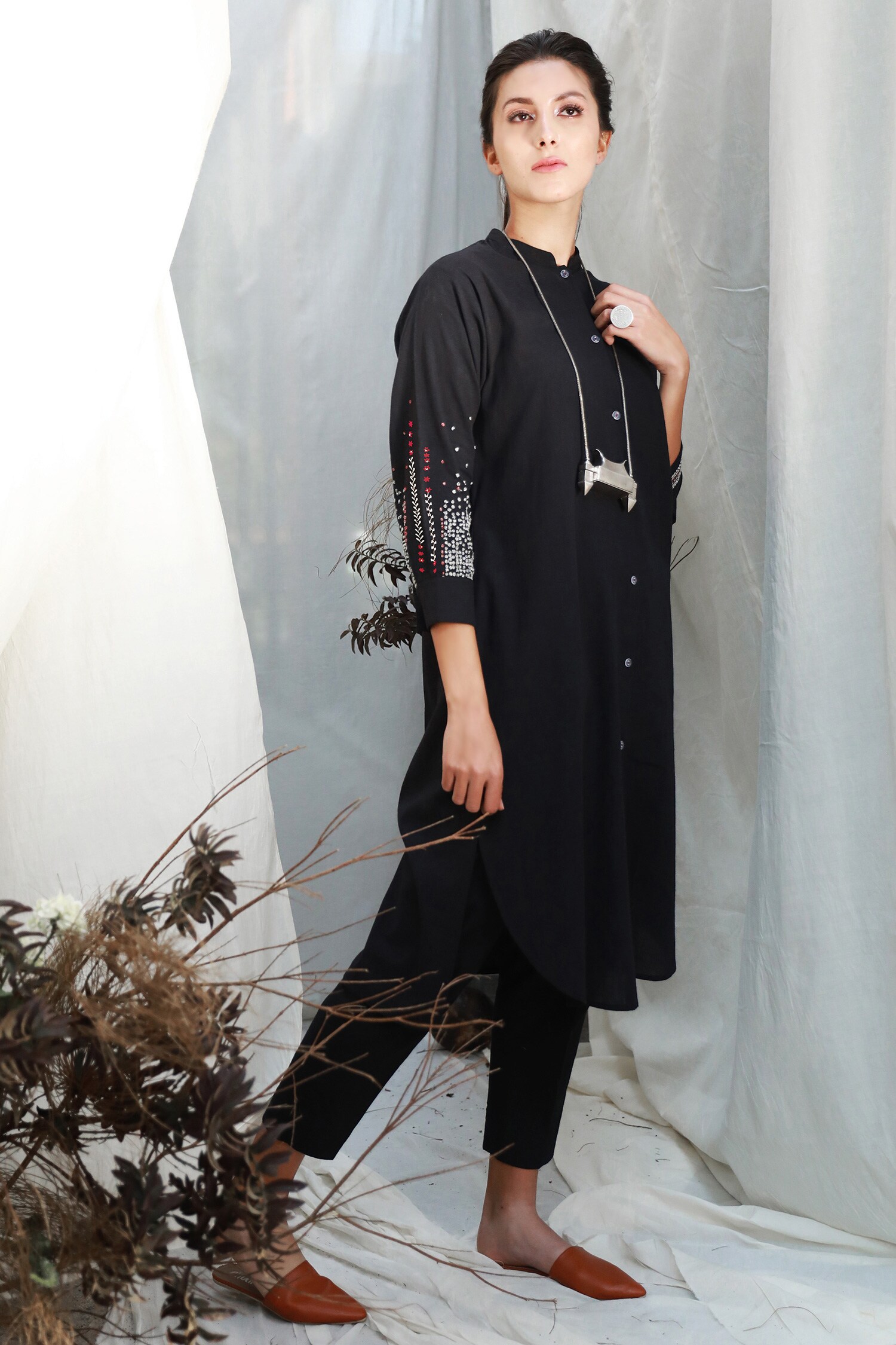Buy Anju Modi Black Handwoven Cotton Kurta Online | Aza Fashions