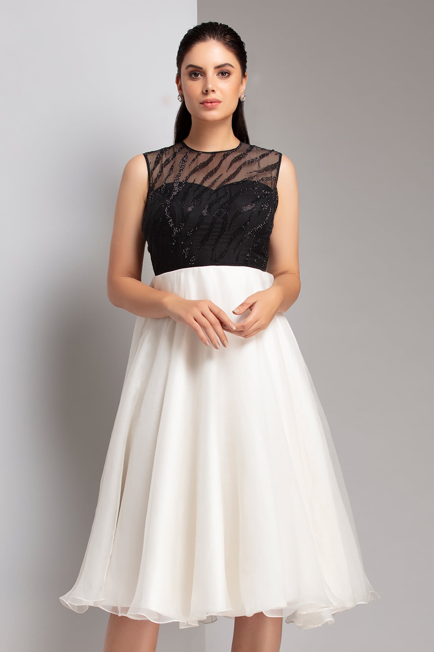 Girls White Frill Net Frocks in Dandeli at best price by Dot Exports -  Justdial