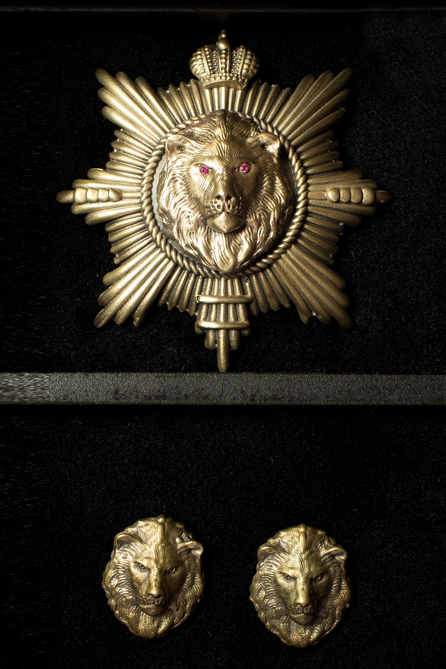 Cosa Nostraa Gold Lion King Brooch And Collar Tips Set