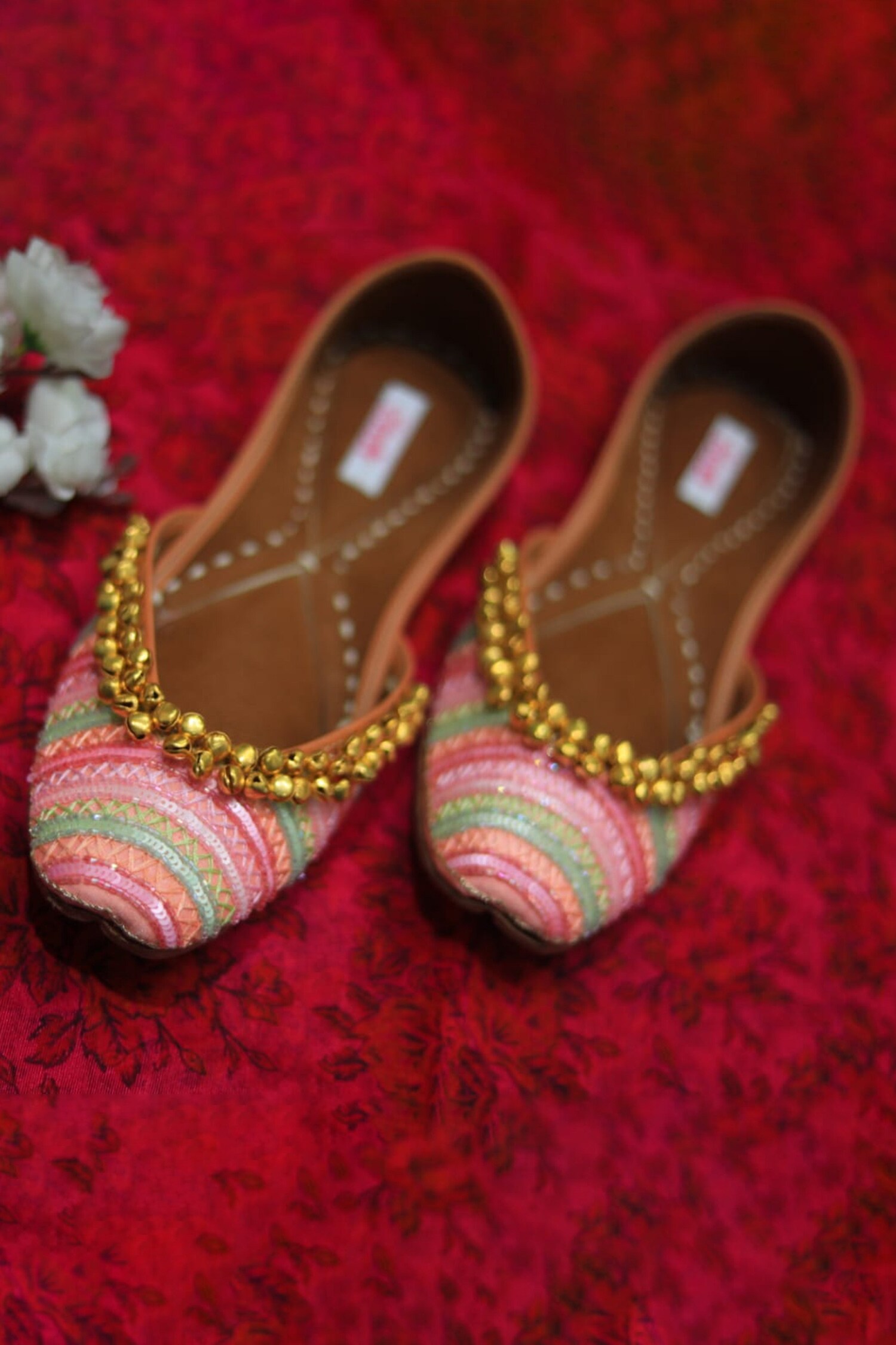 Kasually Klassy Pink Leather Embroidered Juttis