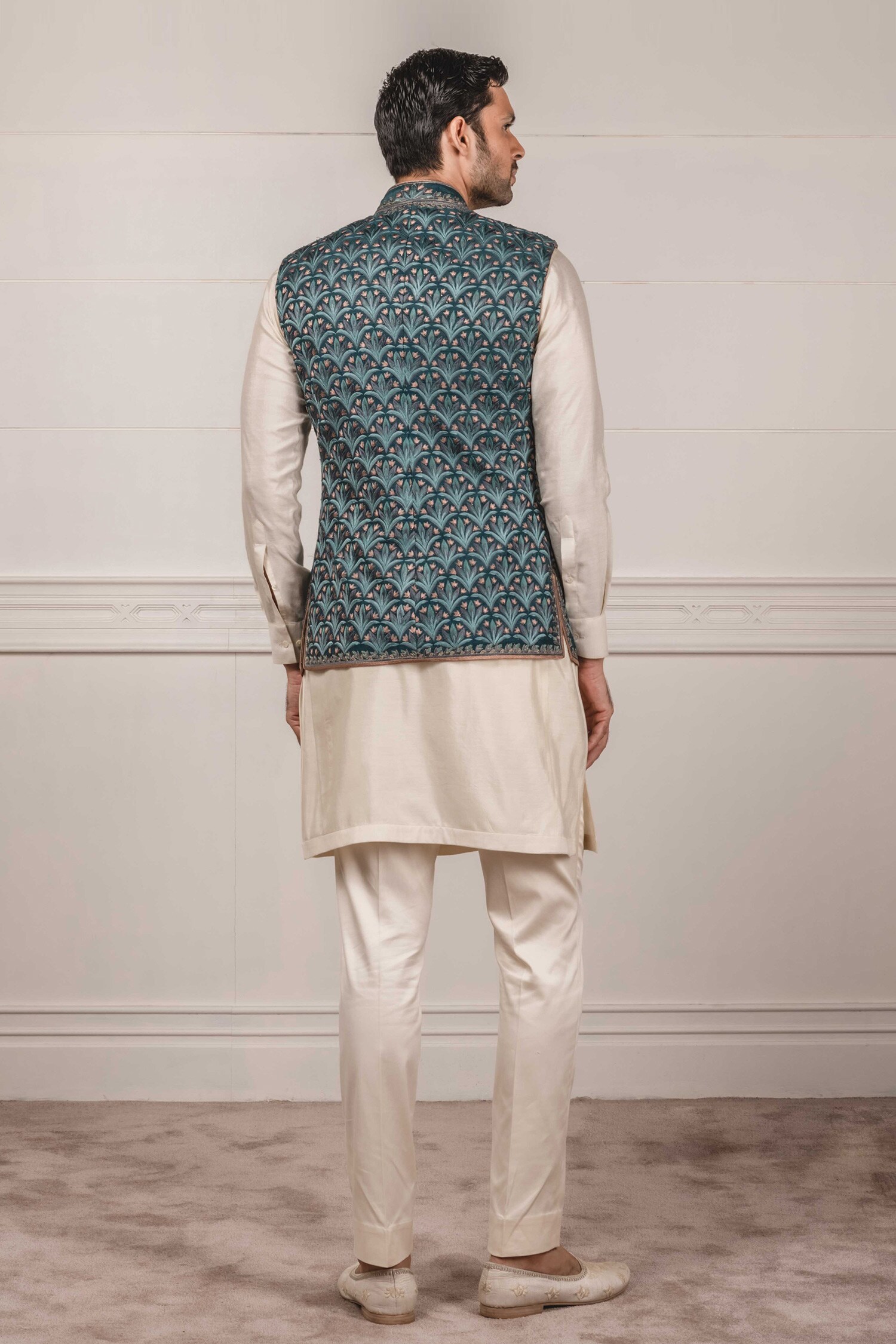 Buy Embroidered Nehru Jacket by Tarun Tahiliani Men at Aza Fashions